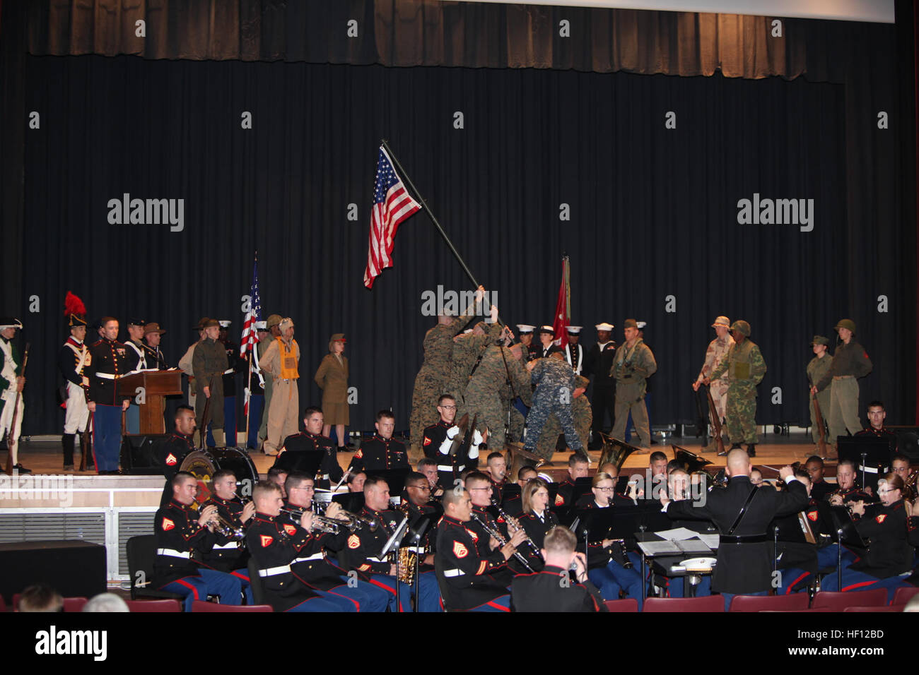 Cinq Marines et un marin recrée la levée du drapeau d'Iwo Jima avant le gâteau symbolique de la Cherry Point 237e Marine Corps Ball Cérémonie à la station Theatre Le 8 novembre. 237e anniversaire du Corps des Marines Pageant 121108-M-EY704-079 Banque D'Images