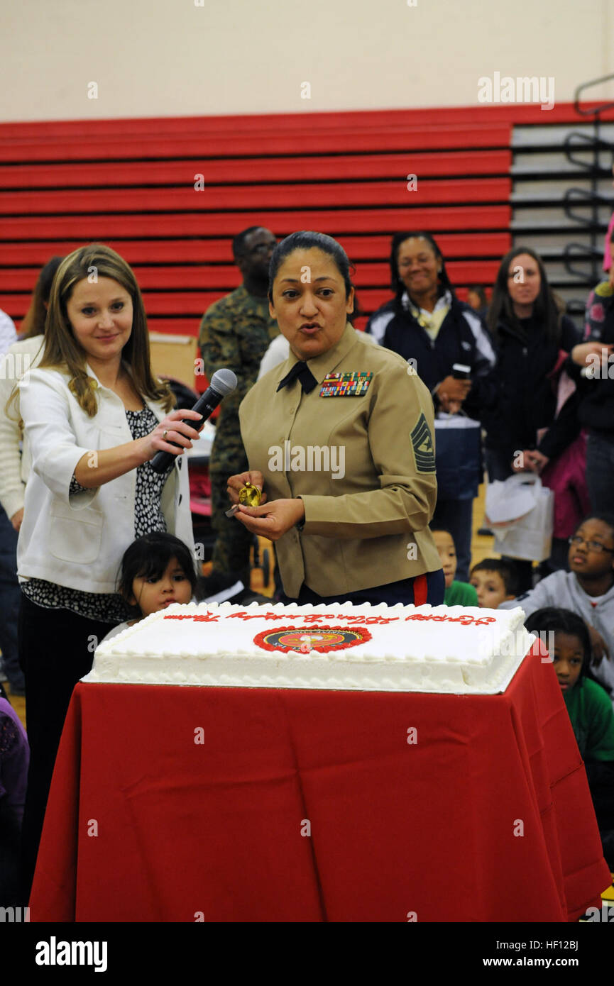 Marine Corps Base Quantico Base Sgt Le Major Laura L Brown L Invite D Honneur Coupe Le Gateau D Anniversaire Au Cours De La Premiere Usmc Kids D Anniversaire S Est Tenue Au Centre D Activites Physiques Barber