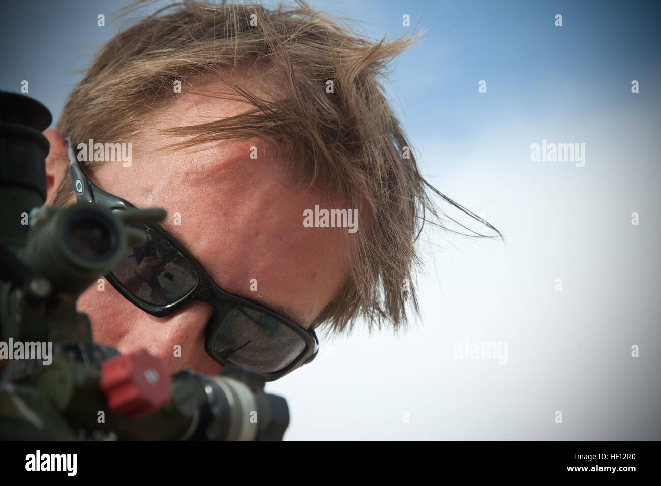 Un membre des forces de la coalition prépare un mortier de 120 mm M120 Système de soutien la formation dans la province de Farah, l'Afghanistan, le 20 novembre, 2012. Les forces de sécurité nationale afghanes ont pris les devants dans les opérations de sécurité, avec les forces de la coalition à titre de mentors, d'apporter la sécurité et la stabilité au peuple afghan. (DoD photo par le Sgt. Pete Thibodeau, Corps des Marines des États-Unis/libérés) 121120-M-BO337-021 (8211542892) Banque D'Images
