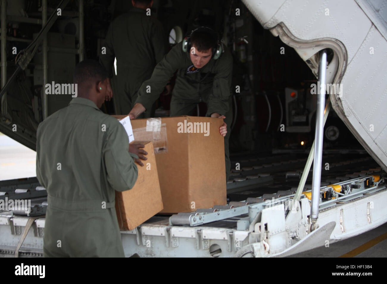 Les Marines américains avec l'Escadron de transport de ravitaillement aérien maritime (VMGR), 152 aéronefs maritimes Groupe 36, 1er, aile d'avion Marine III Marine Expeditionary Force charger un KC-130J Hercules au Marine Corps Air Station de Futenma, à Okinawa, Japon, le 8 décembre 2012, pour le transport aux Philippines pour aider à l'aide humanitaire et des efforts de secours à la suite du typhon Bopha. Les forces militaires américaines et les organismes civils a aidé le gouvernement des Philippines avec les efforts de secours après le passage du typhon Bopha a frappé au début de décembre 2012. Plus de 500 personnes sont mortes à cause de la tempête. (DoD Banque D'Images
