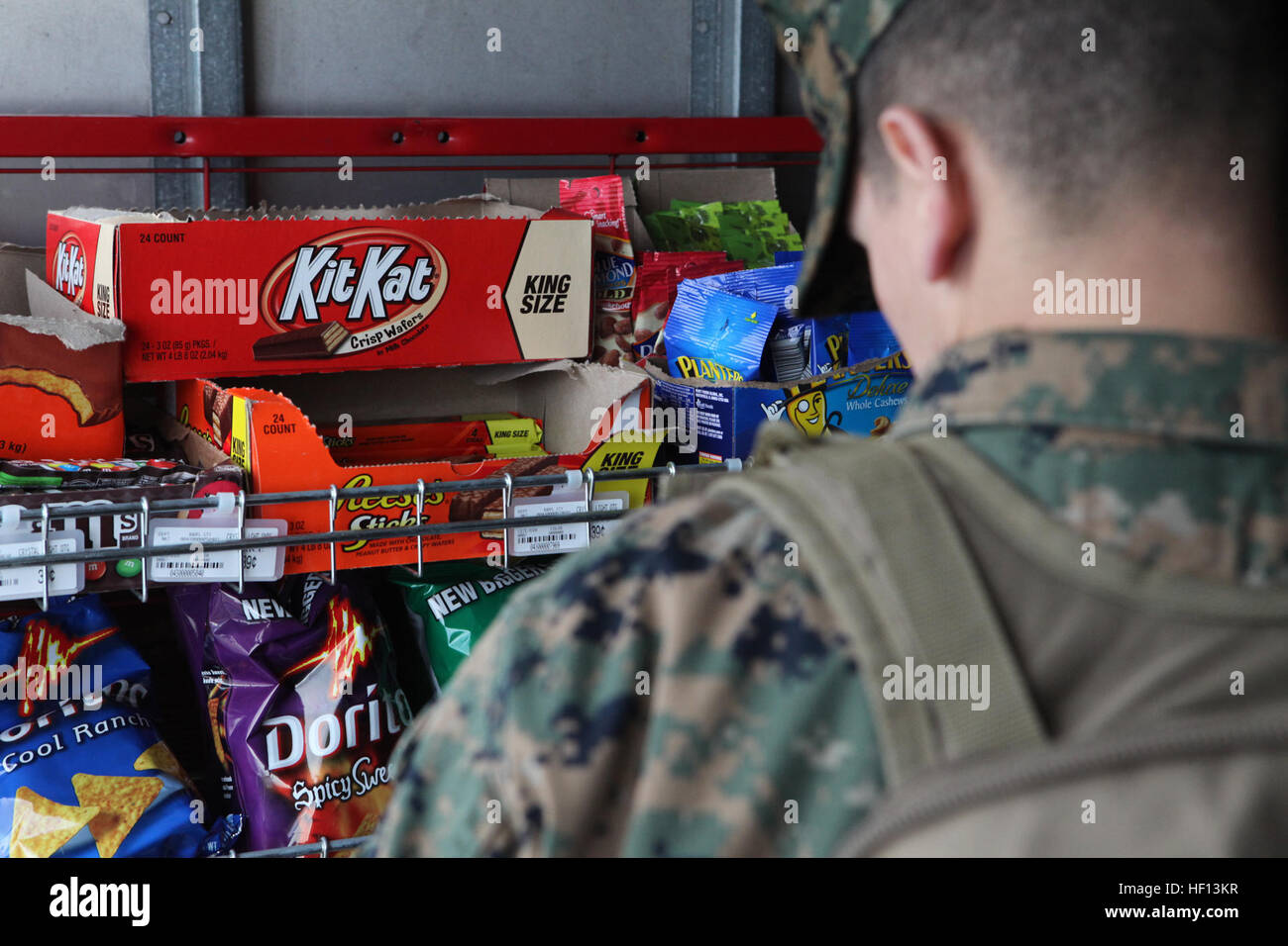 Une aire marine parcourt un mur d'aliments de collation portés à appuyer les membres de la 24e unité expéditionnaire de marines par une équipe des Services Express pour les soldats au cours de la MEU's retour au Camp Lejeune, N.C., 18 décembre 2012. L'équipe de l'EMTE capacité unique de fournir des produits et des services de communication aux troupes sur le terrain permet de profiter d'une petite servicemembers goût de la maison. L'équipe des Services Express pour les soldats des troupes accueille sur la plage 121218-M-ZB219-021 Banque D'Images