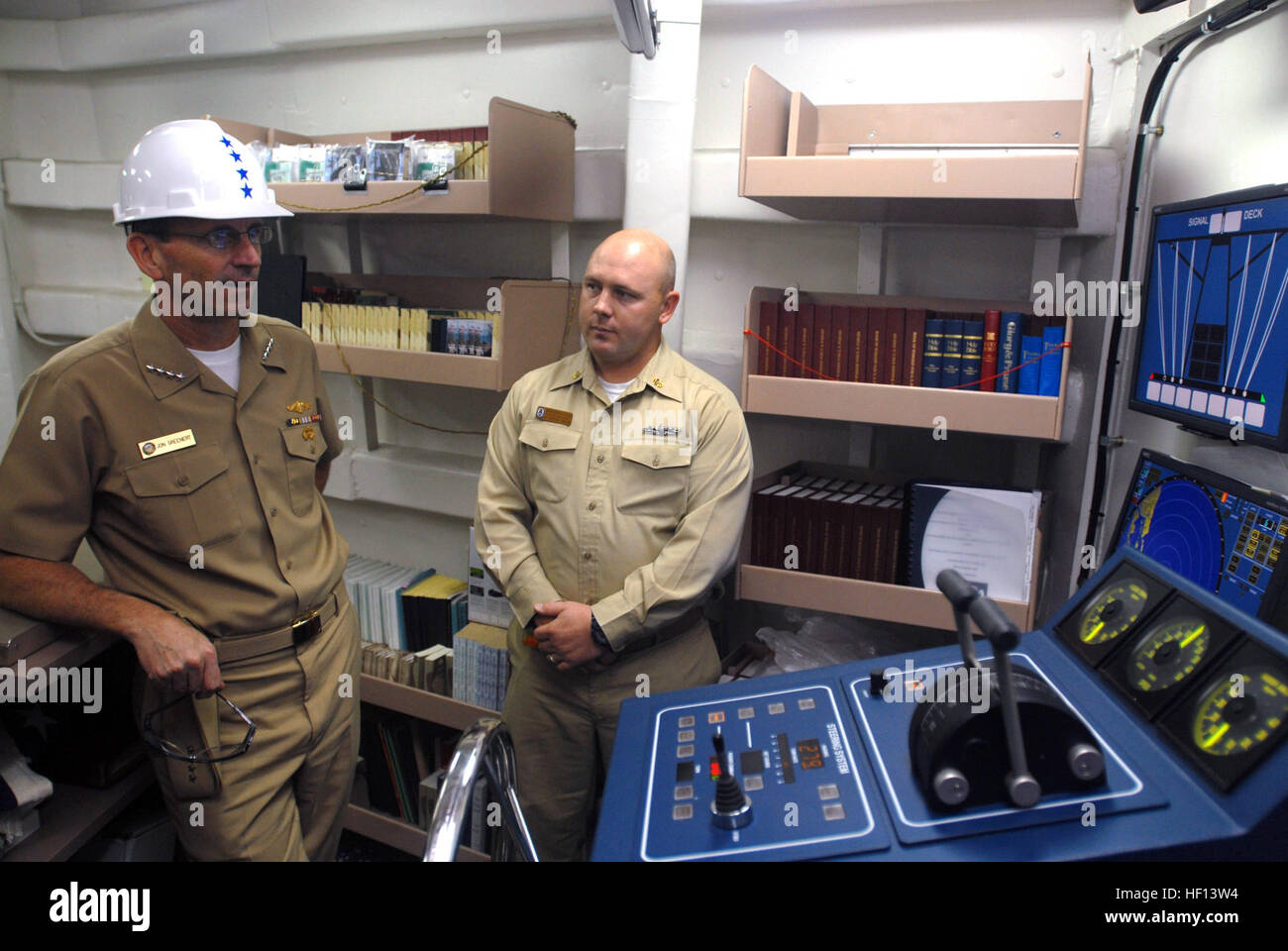 Adm. Jonathan W. Greenert, commandant du Commandement de la flotte, des entretiens avec le maître de Jasen Stevens sur la navigation du navire, le matelotage et gestionnaire de navires lance-missiles à bord formation destroyer USS Roosevelt (DDG 80). Greenert a effectué une visite au navire comme l'un de ses arrêts de familiarisation à la région. (U.S. Photo de la marine/maître de 2e classe Daniel Gay) Maîtres de la parole au cours d'une visite à l'USS Roosevelt DVIDS63576 Banque D'Images