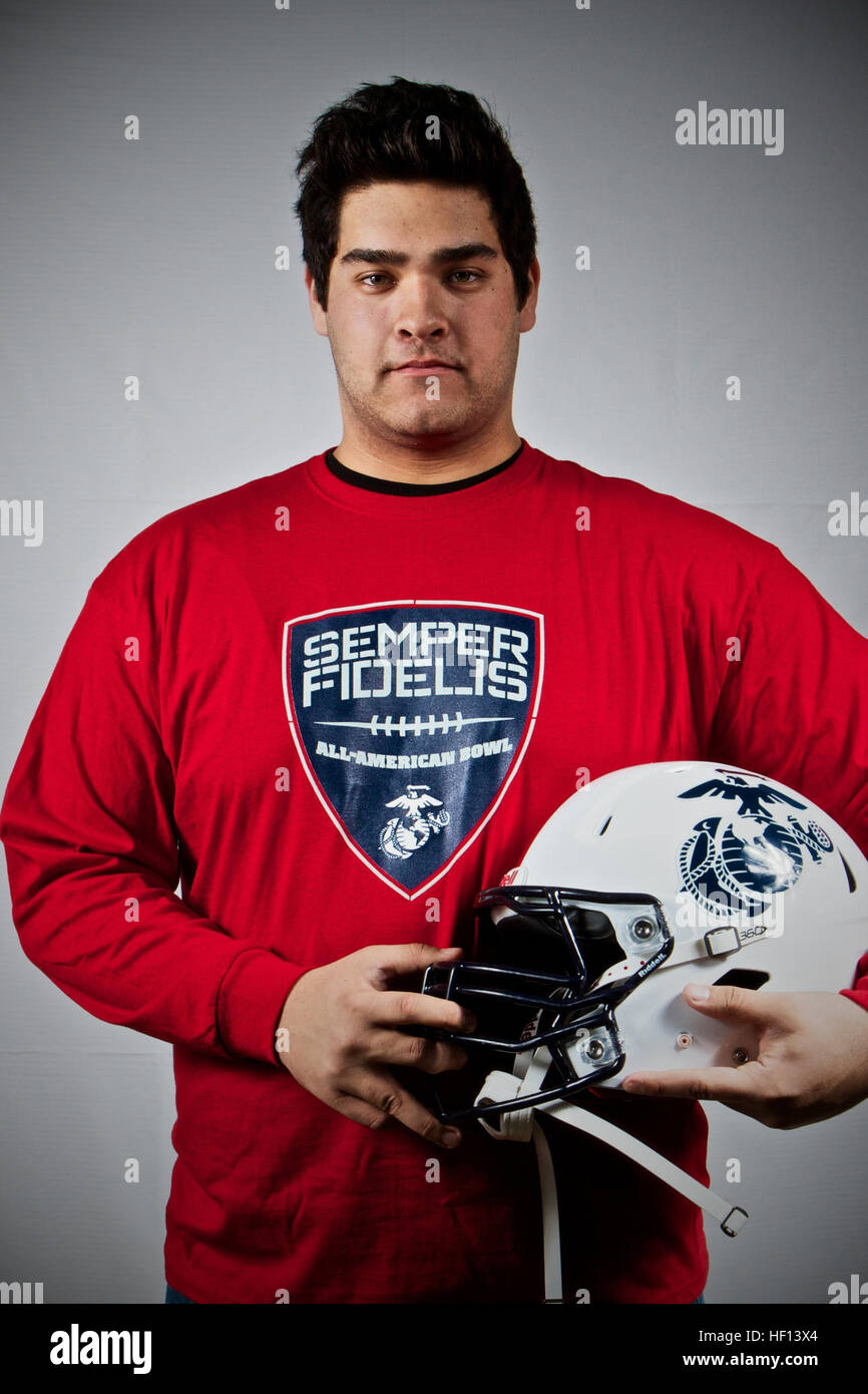 John Lopez, de l'Orange Lutheran High School à Orange, Californie, arrive à Los Angeles, 30 décembre 2012, à jouer dans le Semper Fidelis All-American Bowl, qui sera diffusée sur le réseau de NFL à 18 heures, le 4 janvier. Le Semper Fidelis All-American Bowl réunit plus de 100 étudiants athlètes de partout au pays qui non seulement preuve d'excellence sur le terrain, mais en dehors du terrain. Semper Fidelis All-American Bowl player portraits 121230-M-IQ883-002 Banque D'Images