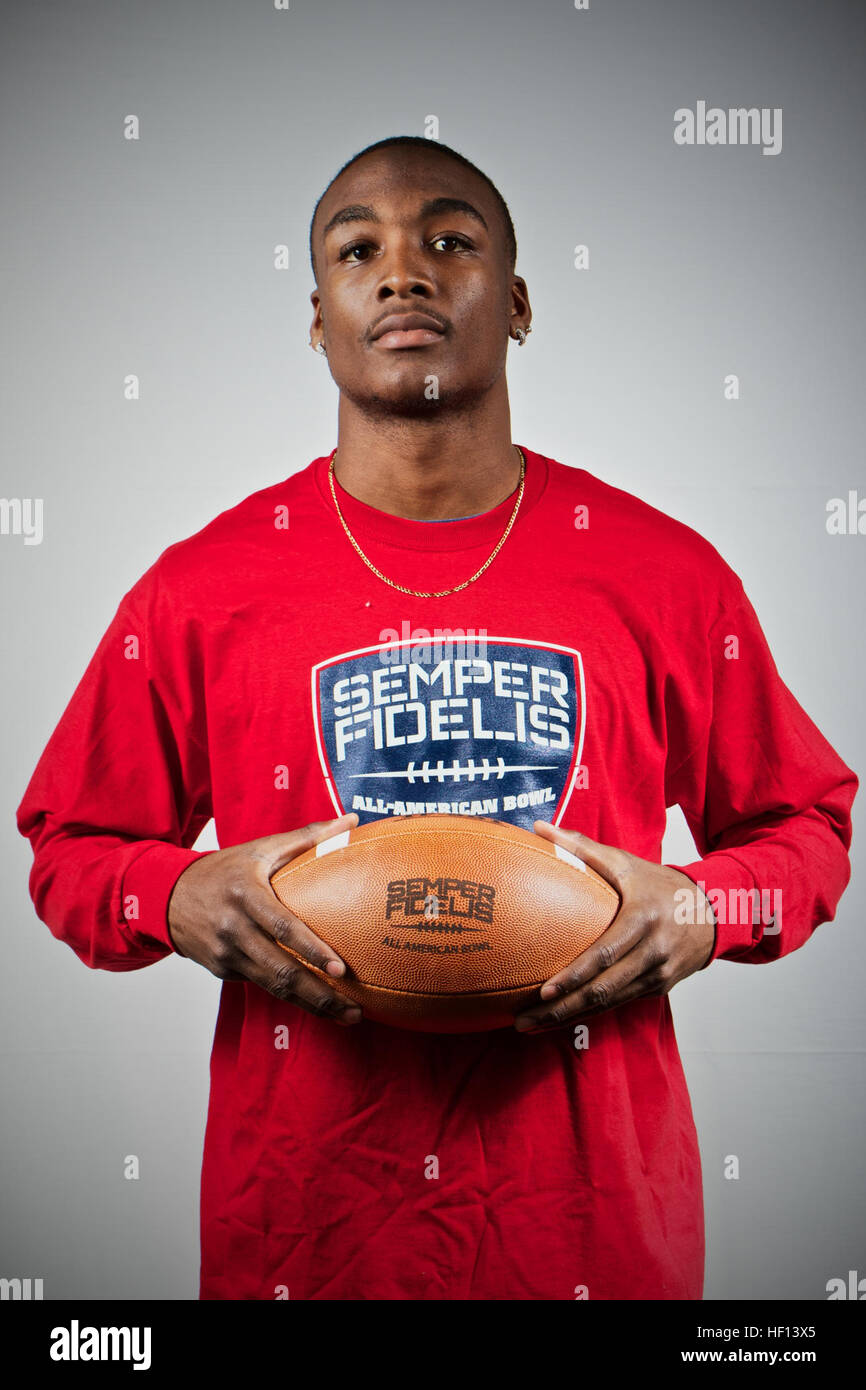 Tyrell Robinson, d'Abraham Lincoln High School à San Diego, Californie, arrive à Los Angeles, 30 décembre 2012, à jouer dans le Semper Fidelis All-American Bowl, qui sera diffusée sur le réseau de NFL à 18 heures, le 4 janvier. Le Semper Fidelis All-American Bowl réunit plus de 100 étudiants athlètes de partout au pays qui non seulement preuve d'excellence sur le terrain, mais en dehors du terrain. Semper Fidelis All-American Bowl player portraits 121230-M-IQ883-214 Banque D'Images