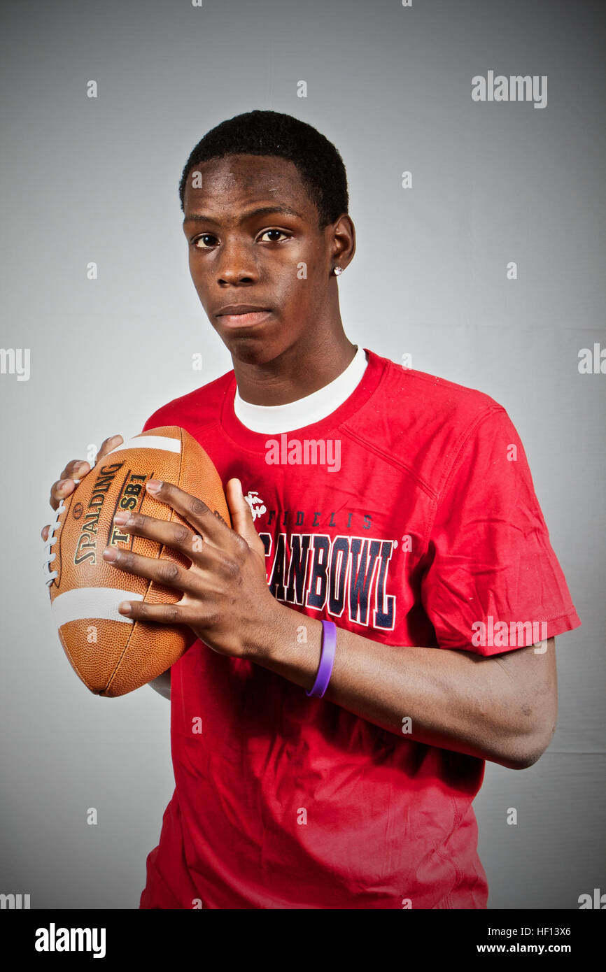 John Ross, du Long Beach Jordan High School à Long Beach, en Californie, arrive à Los Angeles, 30 décembre 2012, à jouer dans le Semper Fidelis All-American Bowl, qui sera diffusée sur le réseau de NFL à 18 heures, le 4 janvier. Le Semper Fidelis All-American Bowl réunit plus de 100 étudiants athlètes de partout au pays qui non seulement preuve d'excellence sur le terrain, mais en dehors du terrain. Semper Fidelis All-American Bowl player portraits 121230-M-CT639-453 Banque D'Images