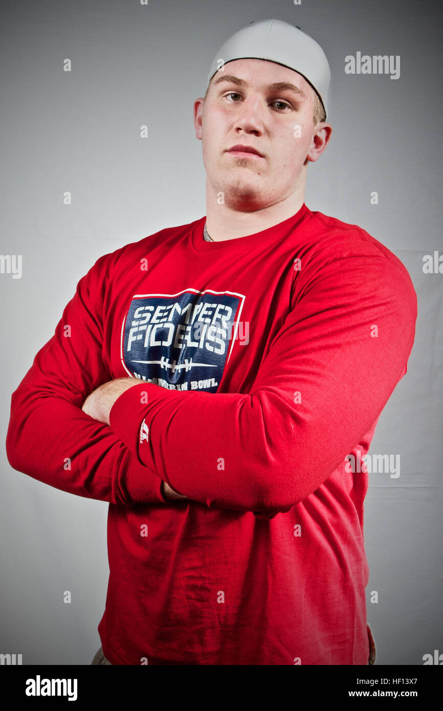 Christian LaCouture, de Lincoln Southwest High School de Lincoln, Neb., arrive à Los Angeles, 30 décembre 2012, à jouer dans le Semper Fidelis All-American Bowl, qui sera diffusée sur le réseau de NFL à 18 heures, le 4 janvier. Le Semper Fidelis All-American Bowl réunit plus de 100 étudiants athlètes de partout au pays qui non seulement preuve d'excellence sur le terrain, mais en dehors du terrain. Semper Fidelis All-American Bowl player portraits 121230-M-CT639-421 Banque D'Images