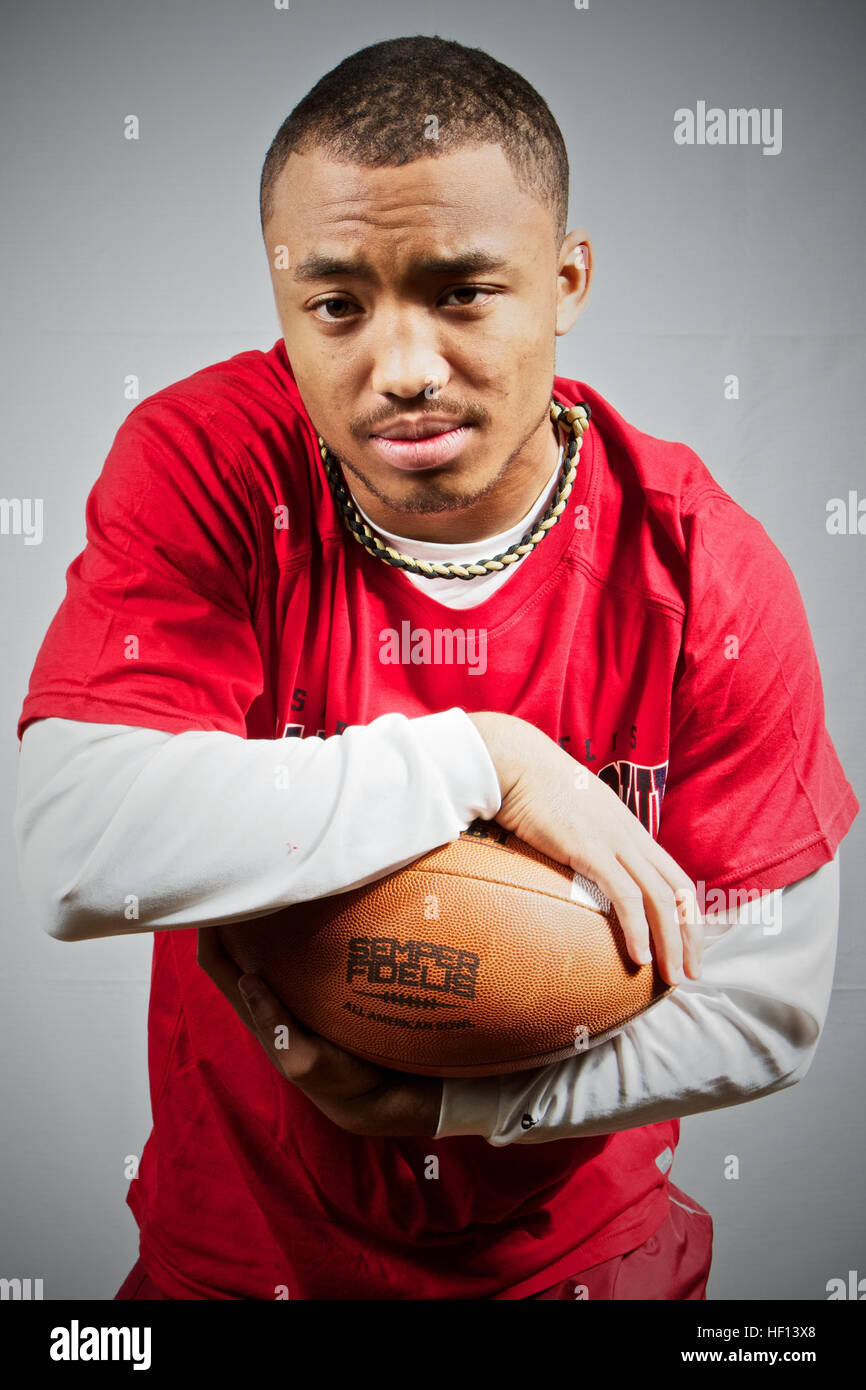 Austin Logan, Université de l'État de Floride High School de Tallahassee, Floride, arrive à Los Angeles, 30 décembre 2012, à jouer dans le Semper Fidelis All-American Bowl, qui sera diffusée sur le réseau de NFL à 18 heures, le 4 janvier. Le Semper Fidelis All-American Bowl réunit plus de 100 étudiants athlètes de partout au pays qui non seulement preuve d'excellence sur le terrain, mais en dehors du terrain. Semper Fidelis All-American Bowl player portraits 121230-M-IQ883-626 Banque D'Images
