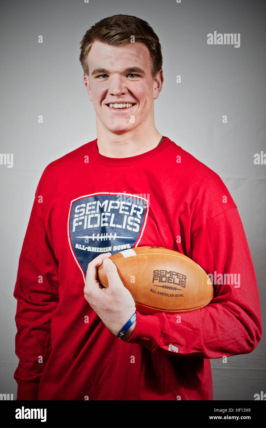 McGlinchey, Mike Bradley de Central High School à Philadelphie, arrive à Los Angeles, 30 décembre 2012, à jouer dans le Semper Fidelis All-American Bowl, qui sera diffusée sur le réseau de NFL à 18 heures, le 4 janvier. Le Semper Fidelis All-American Bowl réunit plus de 100 étudiants athlètes de partout au pays qui non seulement preuve d'excellence sur le terrain, mais en dehors du terrain. Semper Fidelis All-American Bowl player portraits 121230-M-CT639-767 Banque D'Images