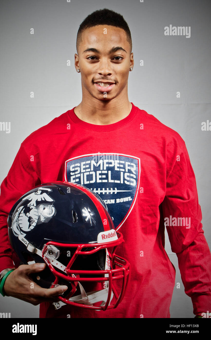 Anthony Averett, de Woodbury High School à Woodbury, N.J., arrive à Los Angeles, 30 décembre 2012, à jouer dans le Semper Fidelis All-American Bowl, qui sera diffusée sur le réseau de NFL à 18 heures, le 4 janvier. Le Semper Fidelis All-American Bowl réunit plus de 100 étudiants athlètes de partout au pays qui non seulement preuve d'excellence sur le terrain, mais en dehors du terrain. Semper Fidelis All-American Bowl player portraits 121230-M-IQ883-666 Banque D'Images