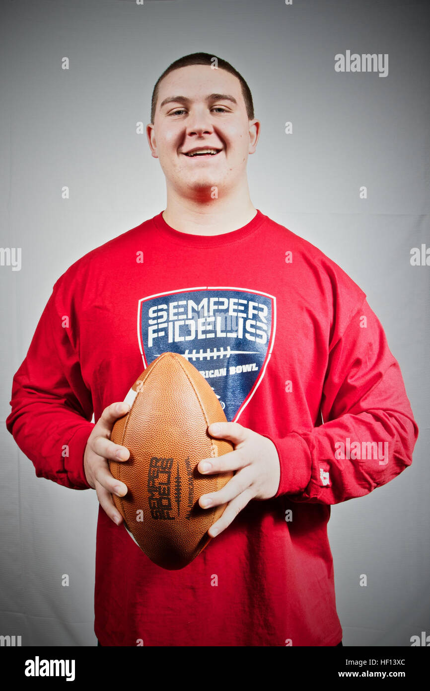 Gabriel Miller, de Penn High School à Mishawaka, In., arrive à Los Angeles, 30 décembre 2012, à jouer dans le Semper Fidelis All-American Bowl, qui sera diffusée sur le réseau de NFL à 18 heures, le 4 janvier. Le Semper Fidelis All-American Bowl réunit plus de 100 étudiants athlètes de partout au pays qui non seulement preuve d'excellence sur le terrain, mais en dehors du terrain. Semper Fidelis All-American Bowl player portraits 121230-M-CT639-905 Banque D'Images