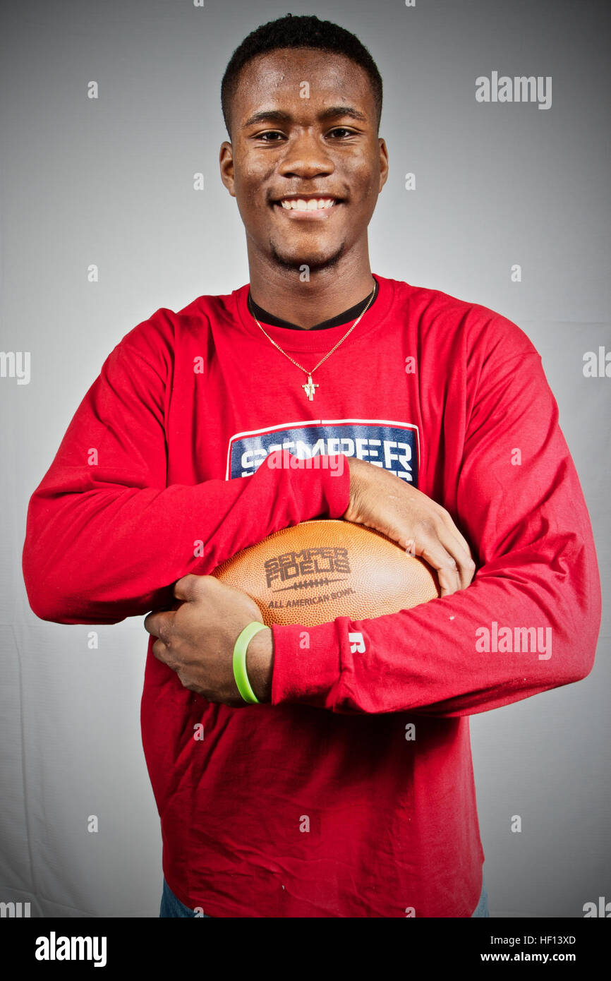 Keishawn de Narbonne, Bierria High School à Harbor City, Californie, arrive à Los Angeles, 30 décembre 2012, à jouer dans le Semper Fidelis All-American Bowl, qui sera diffusée sur le réseau de NFL à 18 heures, le 4 janvier. Le Semper Fidelis All-American Bowl réunit plus de 100 étudiants athlètes de partout au pays qui non seulement preuve d'excellence sur le terrain, mais en dehors du terrain. Semper Fidelis All-American Bowl player portraits 121230-M-CT639-680 Banque D'Images