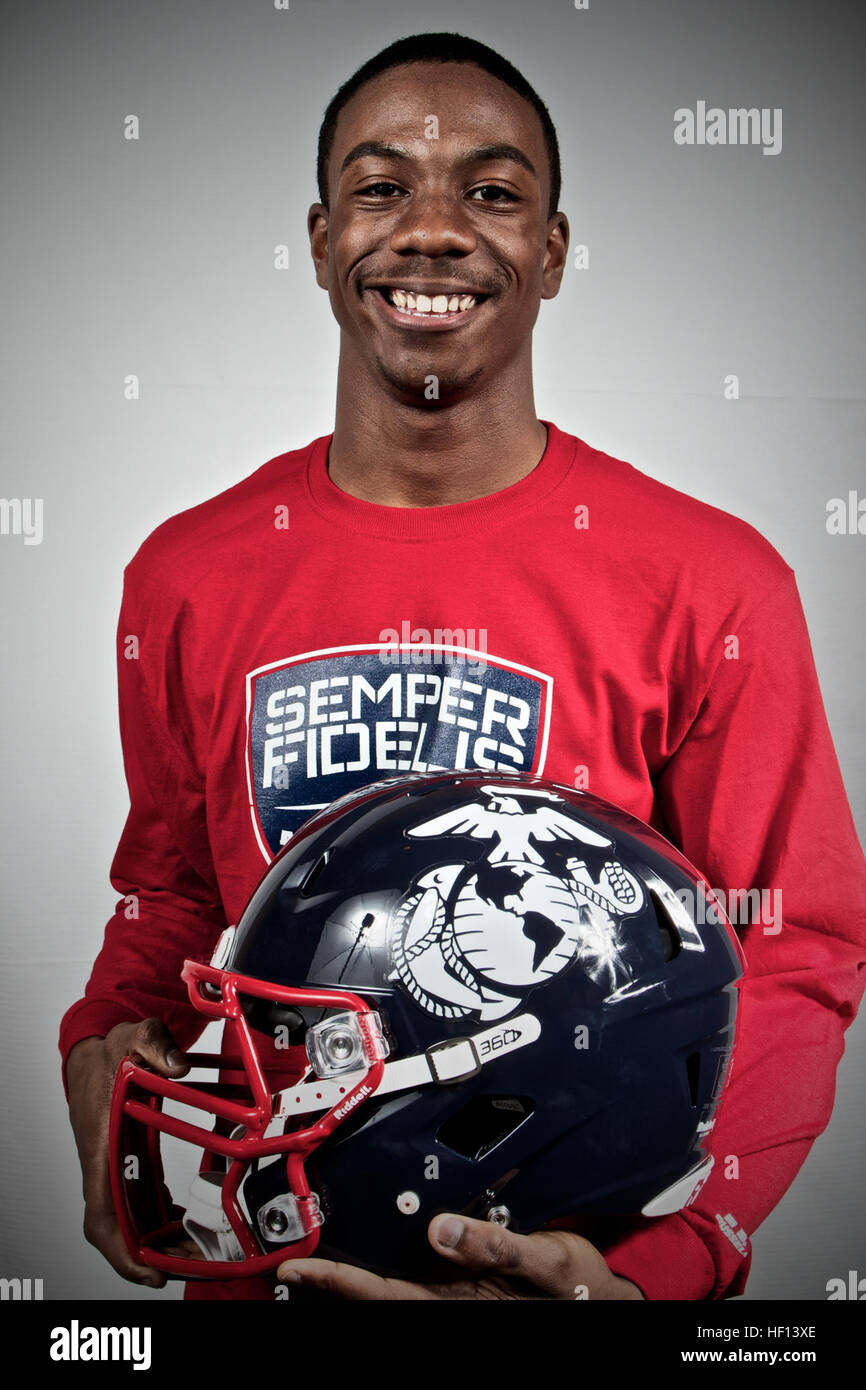 Devin Butler de Gonzaga College High School de Washington, D.C., arrive à Los Angeles, 30 décembre 2012, à jouer dans le Semper Fidelis All-American Bowl, qui sera diffusée sur le réseau de NFL à 18 heures, le 4 janvier. Le Semper Fidelis All-American Bowl réunit plus de 100 étudiants athlètes de partout au pays qui non seulement preuve d'excellence sur le terrain, mais en dehors du terrain. Semper Fidelis All-American Bowl player portraits 121230-M-CT639-733 Banque D'Images