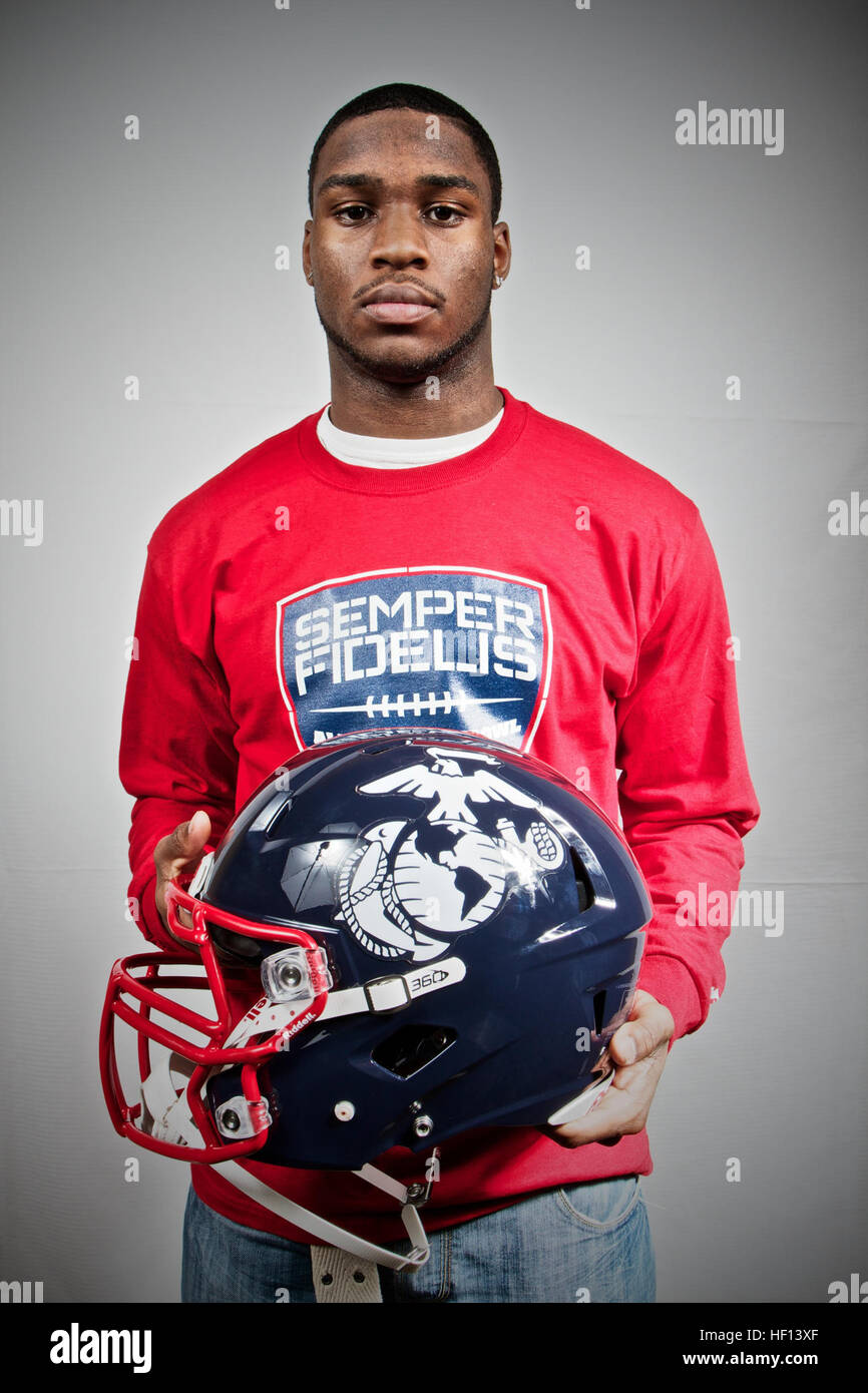 Nadir Barnwell de Piscataway High School à New Brunswick, N.J., arrive à Los Angeles, 30 décembre 2012, à jouer dans le Semper Fidelis All-American Bowl, qui sera diffusée sur le réseau de NFL à 18 heures, le 4 janvier. Le Semper Fidelis All-American Bowl réunit plus de 100 étudiants athlètes de partout au pays qui non seulement preuve d'excellence sur le terrain, mais en dehors du terrain. Semper Fidelis All-American Bowl player portraits 121230-M-CT639-794 Banque D'Images