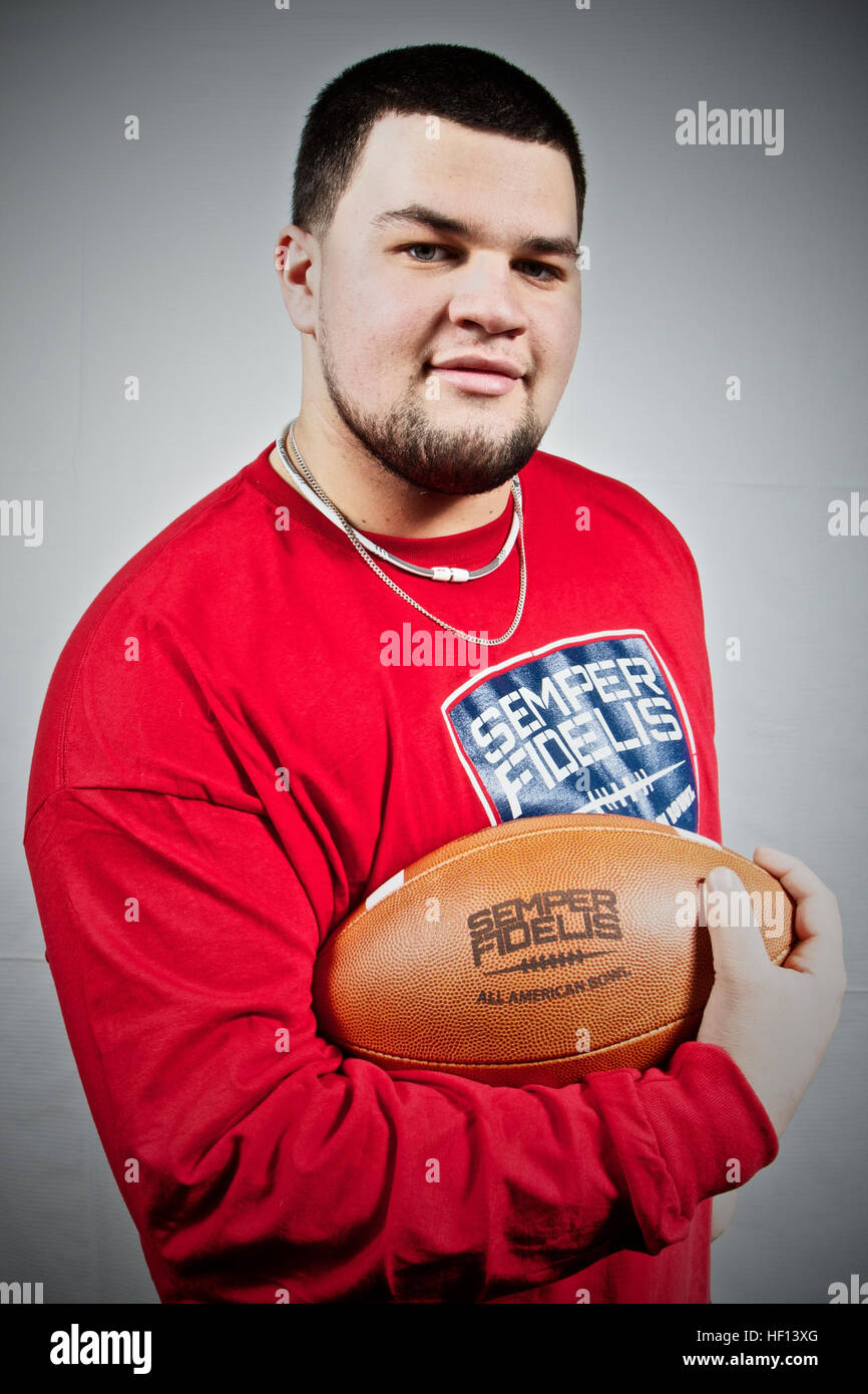 Cody Collins de Glassboro High School à Glassboro, N.J., arrive à Los Angeles, 30 décembre 2012, à jouer dans le Semper Fidelis All-American Bowl, qui sera diffusée sur le réseau de NFL à 18 heures, le 4 janvier. Le Semper Fidelis All-American Bowl réunit plus de 100 étudiants athlètes de partout au pays qui non seulement preuve d'excellence sur le terrain, mais en dehors du terrain. Semper Fidelis All-American Bowl player portraits 121230-M-CT639-958 Banque D'Images