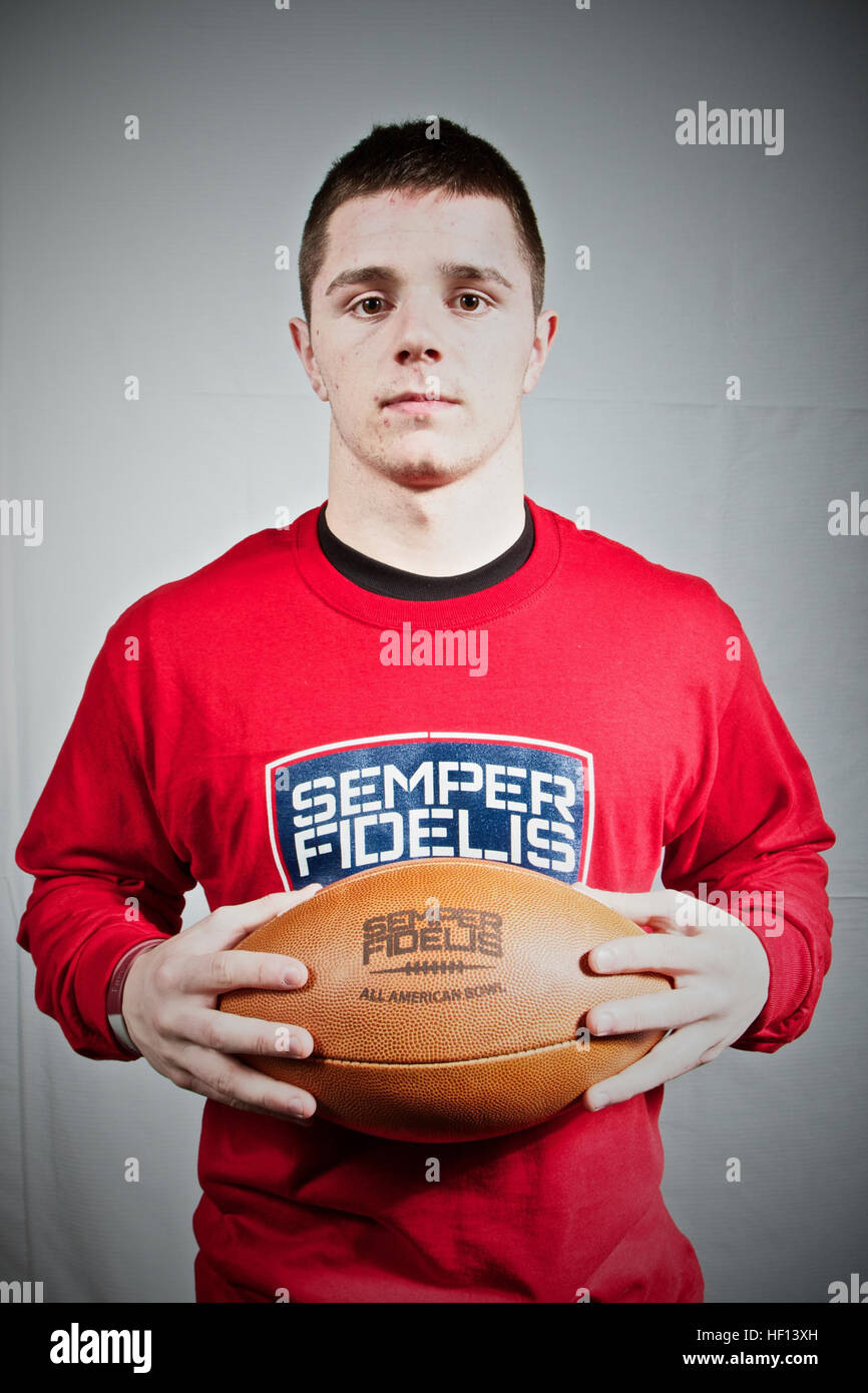 Ryan Switzer, de George Washington High School à Charleston, WV., arrive à Los Angeles, 30 décembre 2012, à jouer dans le Semper Fidelis All-American Bowl, qui sera diffusée sur le réseau de NFL à 18 heures, le 4 janvier. Le Semper Fidelis All-American Bowl réunit plus de 100 étudiants athlètes de partout au pays qui non seulement preuve d'excellence sur le terrain, mais en dehors du terrain. Semper Fidelis All-American Bowl player portraits 121230-M-CT639-124 Banque D'Images