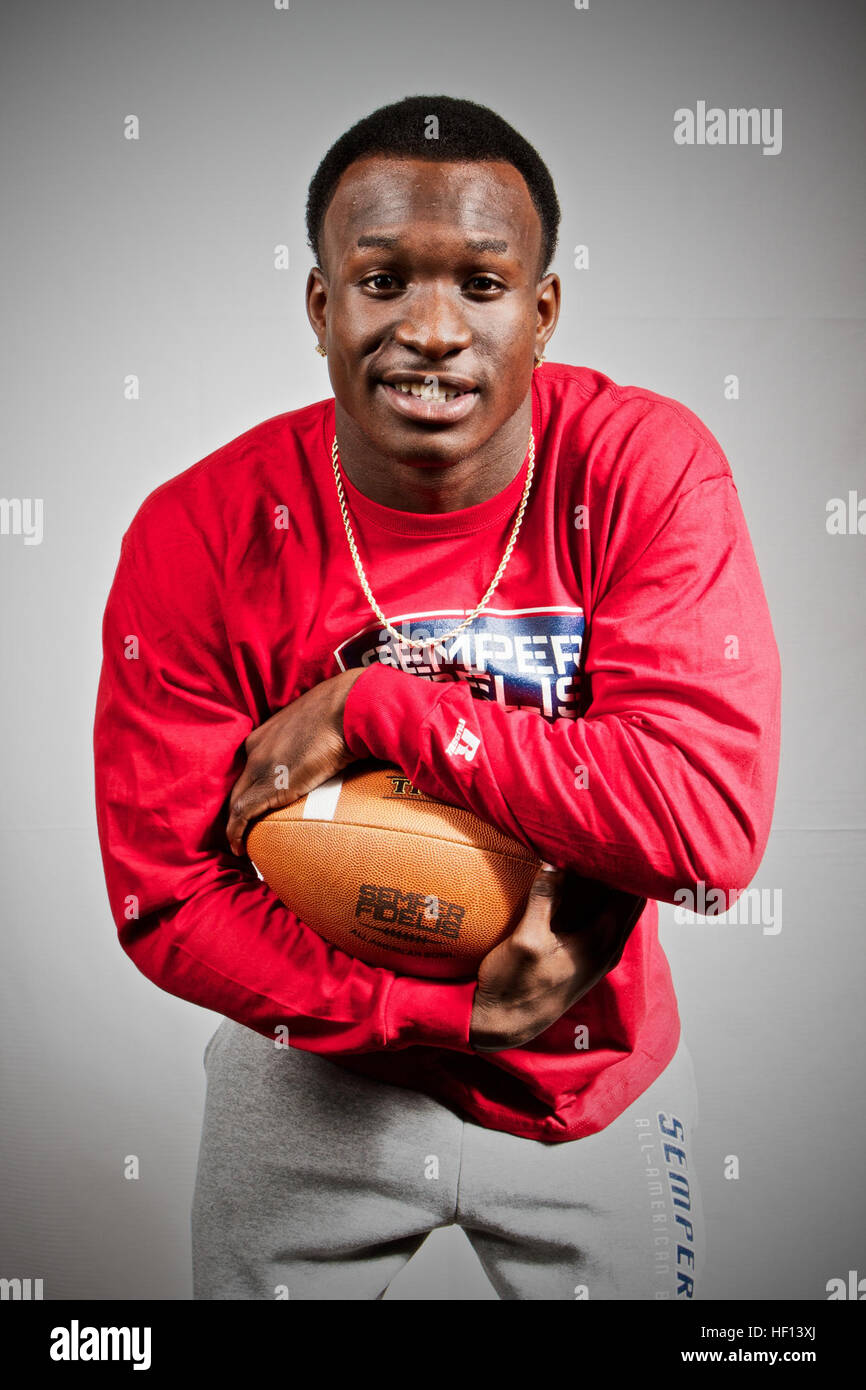 Hatari de Byrd Central East High School à Fresno, Californie, arrive à Los Angeles, 30 décembre 2012, à jouer dans le Semper Fidelis All-American Bowl, qui sera diffusée sur le réseau de NFL à 18 heures, le 4 janvier. Le Semper Fidelis All-American Bowl réunit plus de 100 étudiants athlètes de partout au pays qui non seulement preuve d'excellence sur le terrain, mais en dehors du terrain. Semper Fidelis All-American Bowl player portraits 121230-M-IQ883-767 Banque D'Images