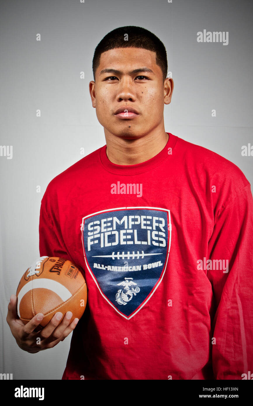 Jeremy Tabuyo de Saint Louis High School à Honolulu, HI., arrive à Los Angeles, 30 décembre 2012, à jouer dans le Semper Fidelis All-American Bowl, qui sera diffusée sur le réseau de NFL à 18 heures, le 4 janvier. Le Semper Fidelis All-American Bowl réunit plus de 100 étudiants athlètes de partout au pays qui non seulement preuve d'excellence sur le terrain, mais en dehors du terrain. Semper Fidelis All-American Bowl player portraits 121230-M-IQ883-058 Banque D'Images