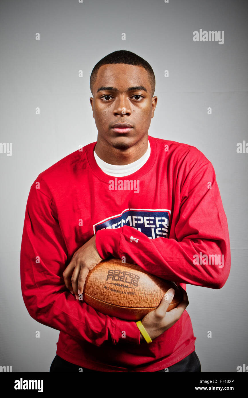 Douglas Ross d'Avon High School à Avon, O.H., arrive à Los Angeles, 30 décembre 2012, à jouer dans le Semper Fidelis All-American Bowl, qui sera diffusée sur le réseau de NFL à 18 heures, le 4 janvier. Le Semper Fidelis All-American Bowl réunit plus de 100 étudiants athlètes de partout au pays qui non seulement preuve d'excellence sur le terrain, mais en dehors du terrain. Semper Fidelis All-American Bowl player portraits 121230-M-IQ883-222 Banque D'Images