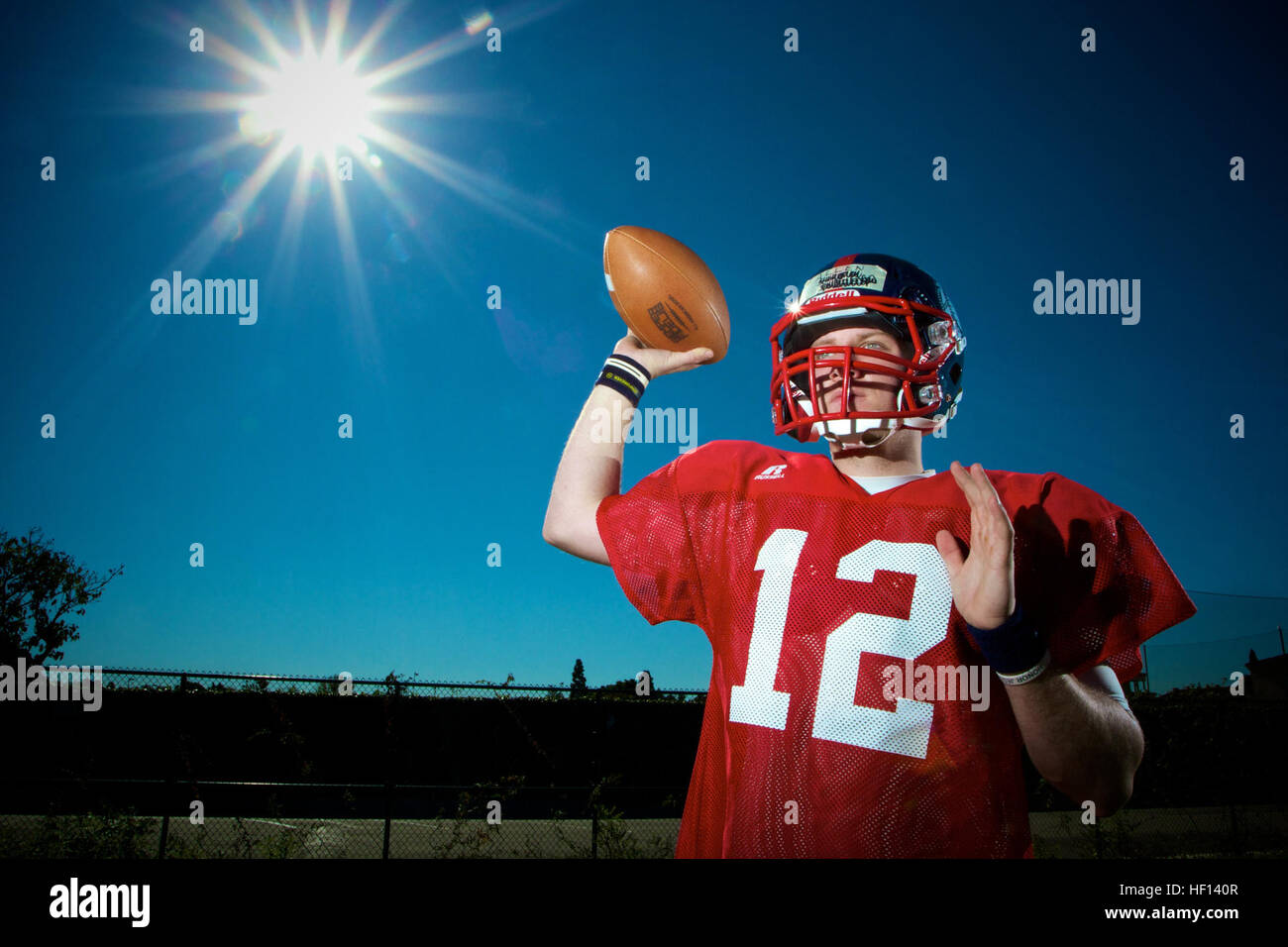 Allen Austin High School de Fayetteville de Fayetteville, Arizona, est l'un des 100 élèves du secondaire sélectionné pour jouer dans le Corps des Marines Semper Fidelis All-American Bowl Le 4 janvier 2013. Le match sera retransmis en direct sur le réseau de NFL à 18 h (PCT) du Home Depot Center de Carson, Californie Semper Fidelis All-American Bowl est la pratique de l'équipe, Jour 3 130102-M-CT639-791 Banque D'Images