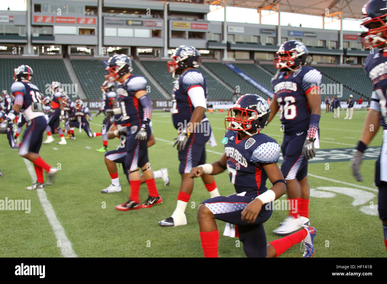 Les membres de l'équipe de l'Ouest Bowl Semper Fidelis, warm-up avant le match, le 4 janvier 2013, au Home Depot Center, Carson, Californie Le Semper Fidelis All-American Bowl est l'aboutissement de la Marine Corps Semper Fidelis' Programme de football, à travers lequel le Corps des marines s'engage de manière ciblée avec des athlètes étudiants de partager les leçons de leadership qui permettra à l'avenir des succès dans leurs carrières sportives et scolaires (U.S. Marine Corps Photo par le Sgt. B. A. Curtis) Fête du jeu 130104-M-FK190-001 Banque D'Images