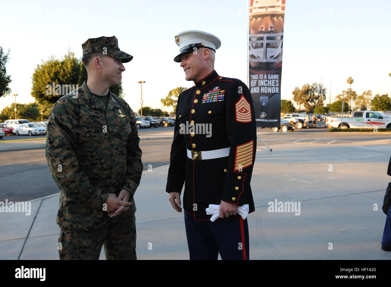 Le Sgt. Le major de la Marine Corps Micheal P. Barrett, droite, parle avec le sergent d'artillerie. Joshua A. Chmielewski avant l 2013 Semper Fidelis All-American Bowl match de football à Anaheim, Californie, le 4 janvier 2013. L'Est et l'ouest de la concurrence, dans sa deuxième année, est pris en charge par le Corps des Marines et met en valeur les athlètes qui incarnent l'ethos du Corps des marines de l'honneur, de courage et d'engagement. (U.S. Marine Corps photo par Lance Cpl. Thomas DeMelo/libérés) 2013 Semper Fidelis All-American Bowl 130104-M-MI461-090 Banque D'Images