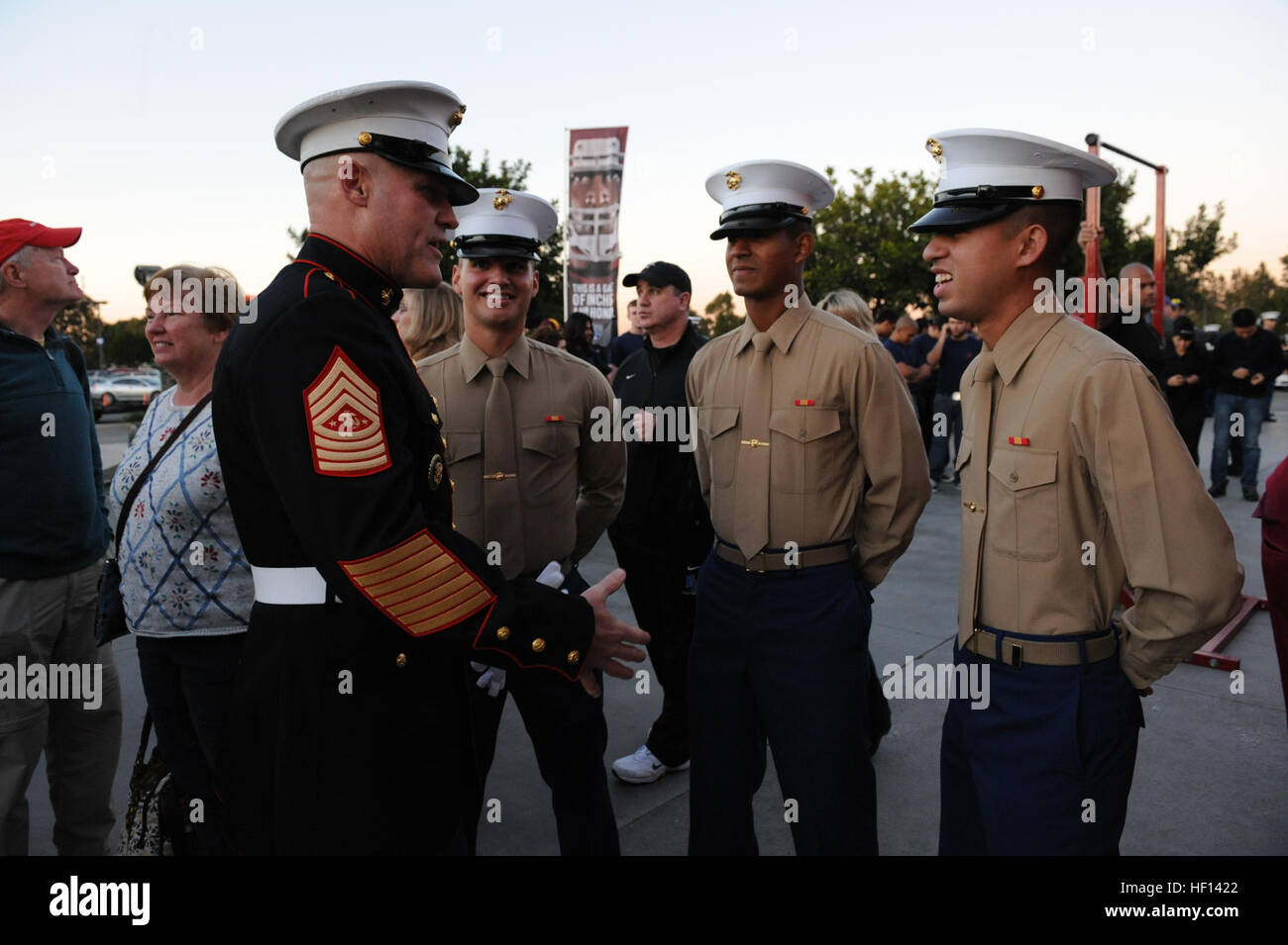 Le Sgt. Le major de la Marine Corps Micheal P. Barrett, gauche, visites avec les Marines avant la 2013 Semper Fidelis All-American Bowl match de football à Anaheim, Californie, le 4 janvier 2013. L'Est et l'ouest de la concurrence, dans sa deuxième année, est pris en charge par le Corps des Marines et met en valeur les athlètes qui incarnent l'ethos du Corps des marines de l'honneur, de courage et d'engagement. (U.S. Marine Corps photo par Lance Cpl. Thomas DeMelo/libérés) 2013 Semper Fidelis All-American Bowl 130104-M-MI461-146 Banque D'Images