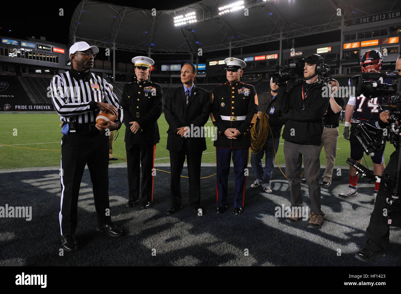 Le Sgt. Le major de la Marine Corps Micheal P. Barrett, quatrième à partir de la droite, s'en tient au centre du terrain avant le 2013 Semper Fidelis All-American Bowl match de football à Anaheim, Californie, le 4 janvier 2013. L'Est et l'ouest de la concurrence, dans sa deuxième année, est pris en charge par le Corps des Marines et met en valeur les athlètes qui incarnent l'ethos du Corps des marines de l'honneur, de courage et d'engagement. (U.S. Marine Corps photo par Lance Cpl. Thomas DeMelo/libérés) 2013 Semper Fidelis All-American Bowl 130104-M-MI461-279 Banque D'Images