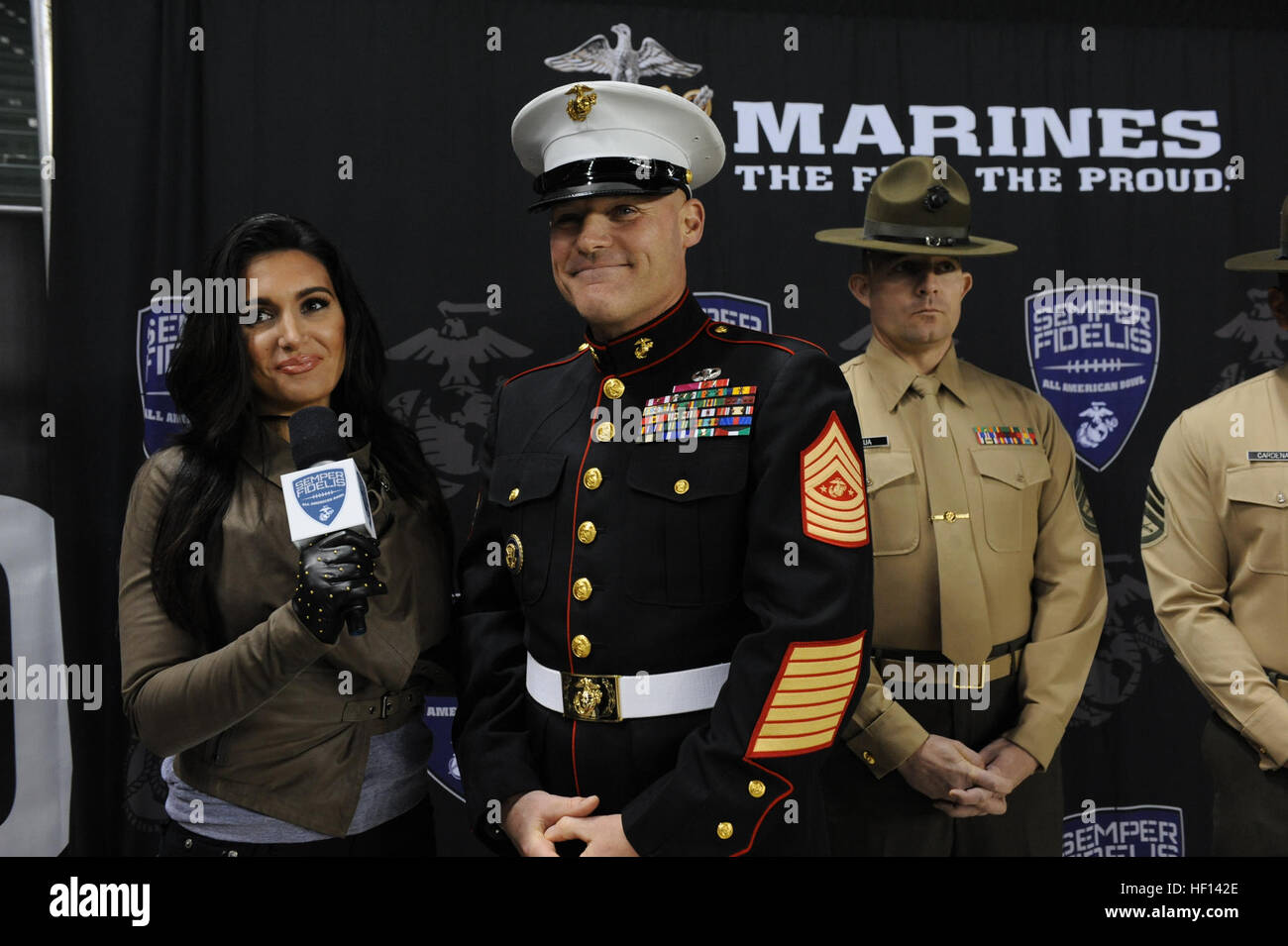 Le Sgt. Le major de la Marine Corps Micheal P. Barrett, centre, participe à une entrevue avec un journaliste sur le terrain à la suite de la 2013 Semper Fidelis All-American Bowl match de football à Anaheim, Californie, le 4 janvier 2013. L'Est et l'ouest de la concurrence, dans sa deuxième année, est pris en charge par le Corps des Marines et met en valeur les athlètes qui incarnent l'ethos du Corps des marines de l'honneur, de courage et d'engagement. (U.S. Marine Corps photo par Lance Cpl. Thomas DeMelo/libérés) 2013 Semper Fidelis All-American Bowl 130104-M-MI461-365 Banque D'Images