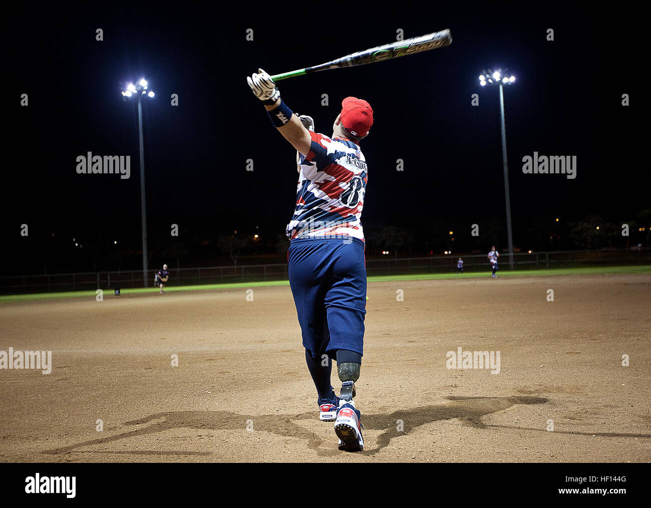 Une amputée des Marines et de l'Armée de terre de l'équipe de softball Wounded Warrior Amputee conduit des exercices de frappe au complexe de softball Central Oahu à Waipahu, Hawaï, avant un match contre Honolulu Veterans Affairs. L’équipe de 14 membres, composée de membres du personnel blessés en Irak et en Afghanistan, voyage dans tout le pays pour jouer à des jeux et démontrer la résilience et la réadaptation par le biais de sports adaptés. Banque D'Images