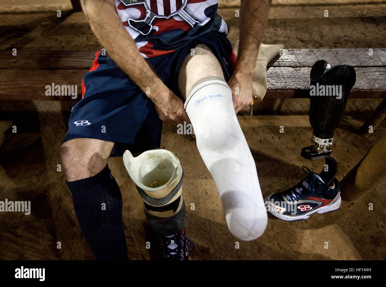 Un membre de l'équipe de softball Wounded Warrior amputé enfile une prothèse avant un match au Central Oahu Softball Complex à Waipahu, Hawaï, soulignant les possibilités de sports adaptatifs pour les vétérans blessés. Banque D'Images