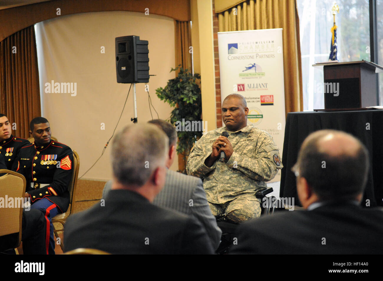 Le Colonel Gregory D. Gadson, commandant de la garnison, de Fort Belvoir, donne un discours lors de l'Hommage à l'Armed Services Présentation par le Prince William à la vue sur le port le 16 janvier. Gadson était le conférencier pour la cérémonie. Chambre de Commerce de prince William salue les services armés 130116-M-HY785-116 Banque D'Images