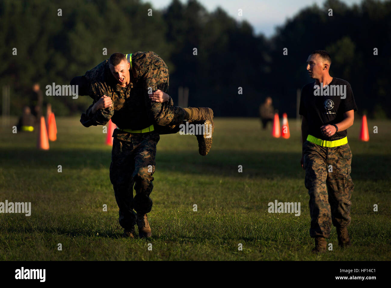 Un étudiant de l'Infantry Battalion Formation buddy réalise un autre élève pendant la manoeuvre-sous-partie de la lutte contre l'incendie d'essai de remise en forme au Camp Geiger, N.C., le 26 septembre 2013. Les étudiants font partie de la première compagnie de la DGI à inclure les Marines dans le cadre de recherches en cours sur la lutte contre l'ouverture des champs liés à l'emploi pour les femmes. Cette photo a été modifiée numériquement pour retirer les nametape de l'étudiant. (U.S. Marine Corps photo par le Sgt. Tyler L. Main/libéré) Première femme Marines assister bien sûr d'infanterie 130926-M-IX060-131 Banque D'Images