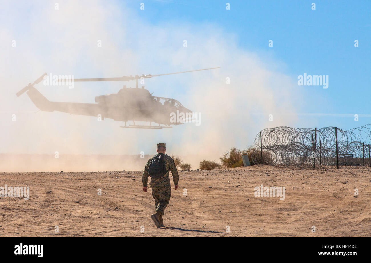 AH-1 cobras d'Escadron d'attaque légère Marine 167 retour d'un appui aérien rapproché dans le cadre du premier exercice de formation intégrée au Camp Wilson, Twentynine Palms, Californie, le 19 janvier 2013. L'ITX est le premier d'une nouvelle série d'exercices destinés à remplacer l'amélioration Mojave Viper comme la norme du Marine Corps l'entraînement préalable au déploiement de l'évolution. MAG-13 conduit un exercice d'entraînement intégré ACE DVIDS820041 Banque D'Images