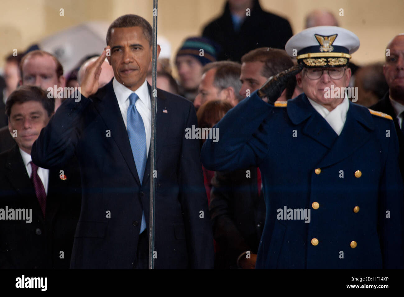 Le président américain Barack Obama salue les membres de la Garde côtière des États-Unis en passant par l'inauguration officielle de la parade stand d'examen. La procession de plus de 8 000 personnes qui ont commencé à la Constitution Avenue a continué vers le bas Pennsylvania Avenue à la Maison Blanche de cérémonie inclus régiments militaires, les groupes de citoyens, des fanfares et des chars. Le président, le vice-président, leurs conjoints et invités spéciaux ensuite le défilé qui passe en face de la tribune présidentielle. Le stade stade de style est érigé pour l'inauguration de la façade ouest du Capitole. Il compte plus de 1 600 sièges pour les mem Banque D'Images