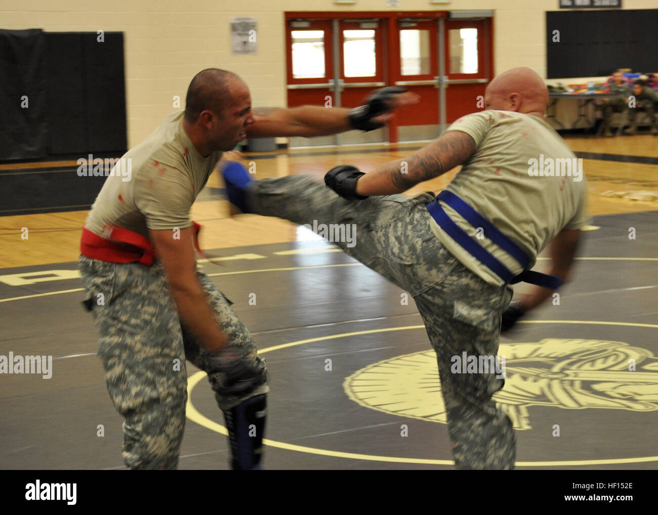 Une garde nationale de l'Arizona coups de son adversaire au cours de la dernière ronde d'un tournoi à combatives Vista Grande High School, à Casa Grande, Arizona, le 26 janvier 2013. Soldats et aviateurs ont concouru pour les taches dans diverses catégories de poids pour représenter l'Arizona à l'Army National Guard Combatives Tournament à Fort Benning, Géorgie, en mars. (U.S. Photo de l'armée par le Sgt. Adrian Borunda/libérés) maison ronde 130126-Z-CZ735-251 Banque D'Images