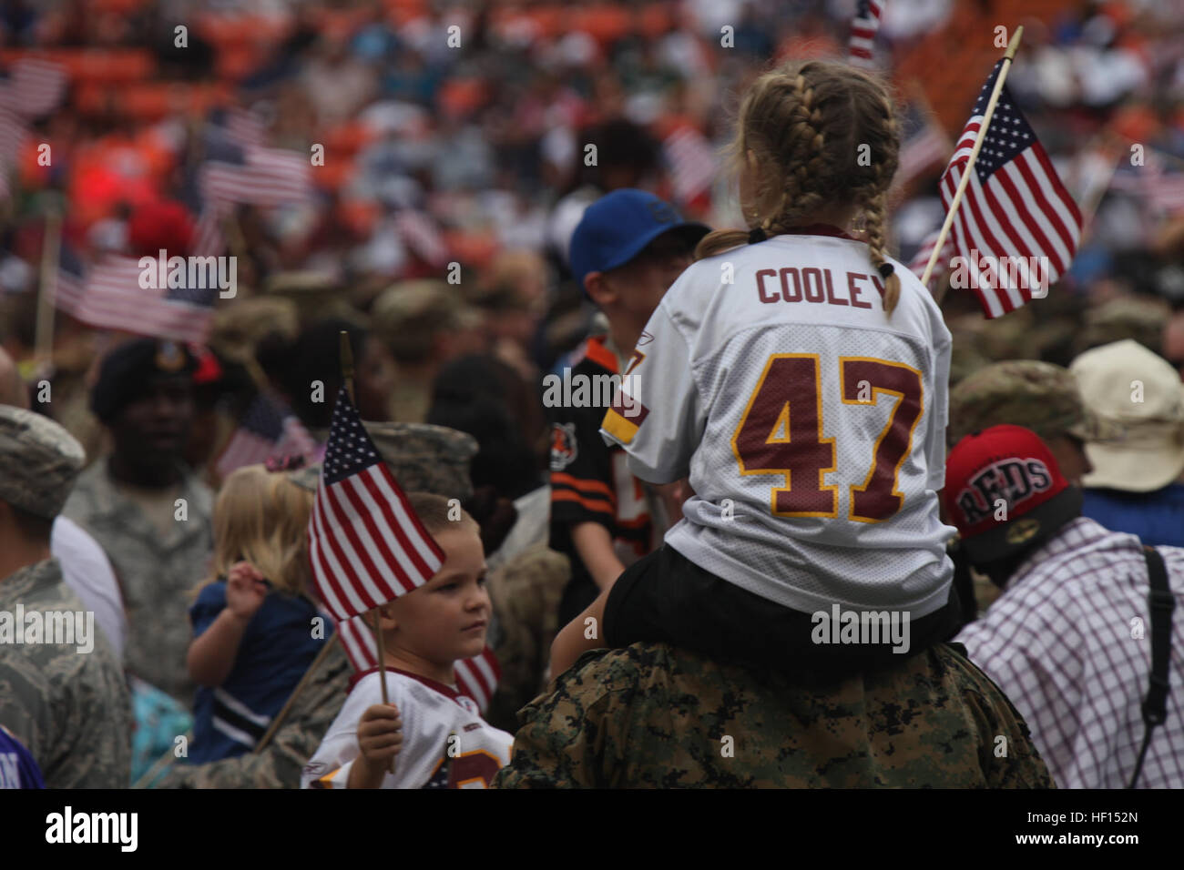Les membres des Forces armées américaines ne sont pas dans le champ, à la Ligue Nationale de Football 2013 Halftime Show à l'Aloha Stadium, Honolulu, Hawaii le 27 janvier 2013. Le Pro Bowl oppose les joueurs les plus populaires de l'année de la Conférence nationale de football et de l'American Football Conference l'un contre l'autre. (U.S. Marine Corps Photo par Lance Cpl. Thomas M. Hoerauf/libérés) 2013 Pro Bowl 130127-M-HZ430-044 Banque D'Images