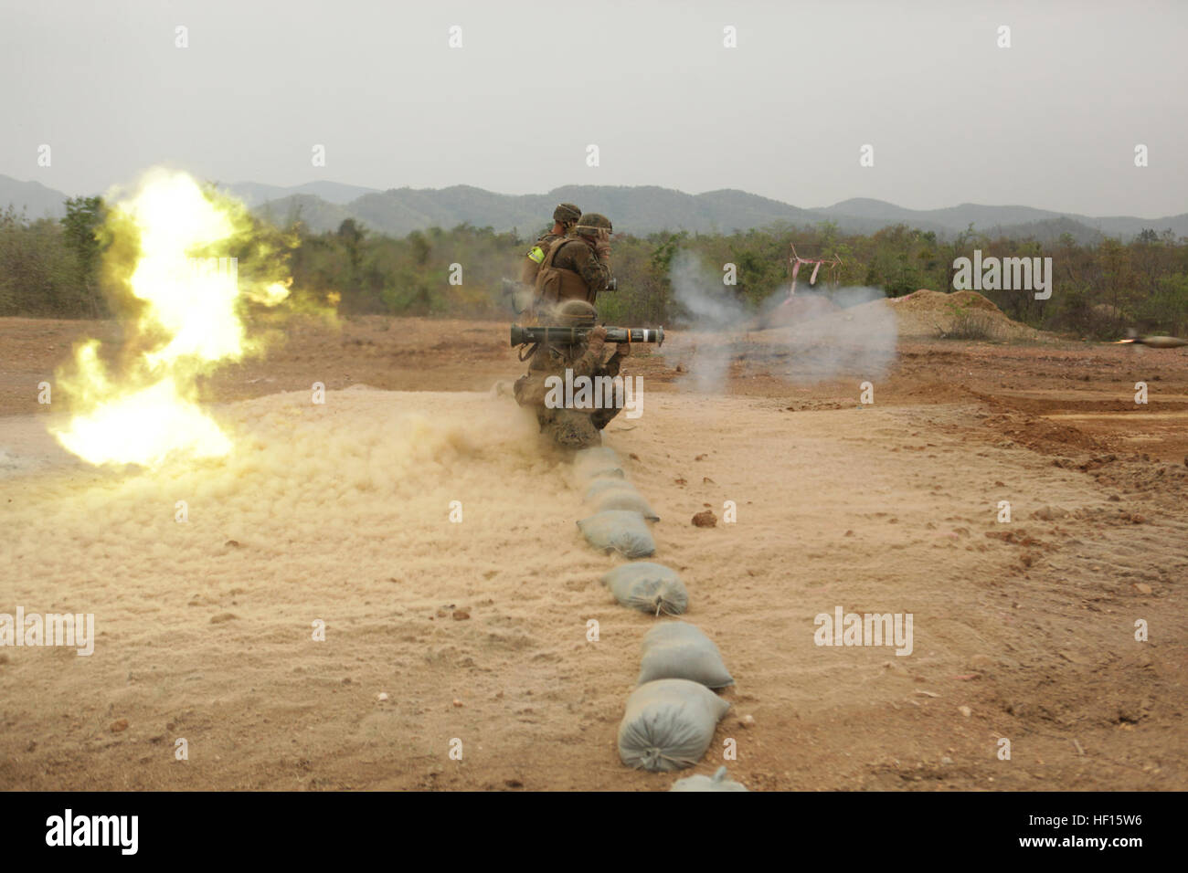 Une compagnie maritime avec un bataillon de l'équipe d'atterrissage, 1er Bataillon, 5e Régiment de Marines, 31e Marine Expeditionary Unit une M136 AT4 Rocket Launcher au cours d'une évolution de la formation au cours de l'exercice 2013. Gold Cobra Des exercices tels que l'or Cobra permettent au 31e MEU à collaborer avec les pays partenaires dans l'atteinte des objectifs de sécurité communs, traitant de préoccupations communes, et de continuer à développer et améliorer les relations. La 31e MEU est le seul de l'avant sans cesse déployés-MEU et est la force du Marine Corps en préparation dans la région Asie-Pacifique. M136 AT4 shoot, Cobra Gold 2013 130218-M-FJ370-114 Banque D'Images