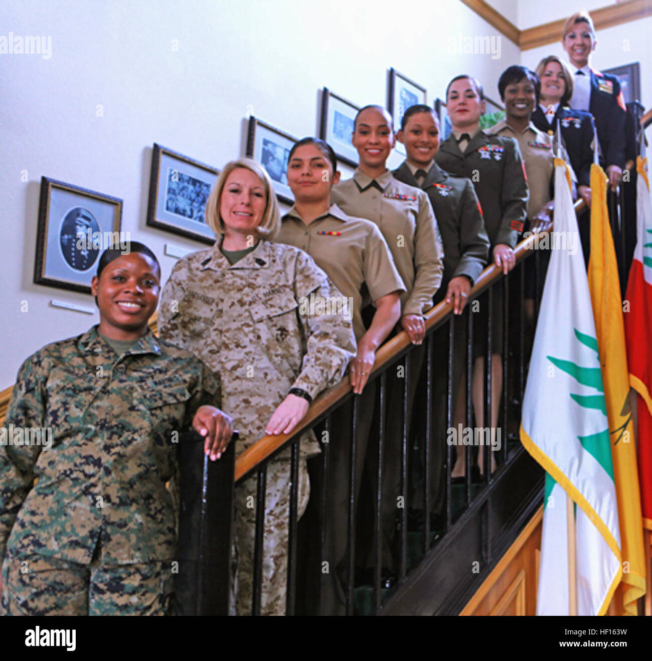 Les Marines du Marine Corps, de l'Installations - Marine Corps Base Camp Lejeune honneur au service des femmes qui les ont précédés au cours du mois de l'histoire des femmes. Les dames ont tenté de reproduire la photographie ancienne inséré au-dessus des femmes Marines stationné au camp Lejeune pendant les années 1950. L'évolution de l'uniforme féminin est affiché bien en vue dans la photographie moderne-jour, pendant que les femmes représentées ci-dessus ont été émis qu'une jupe, un chemisier, sertis flexible, hauts talons, une couverture et des deniers publics. Talons de paie, les Marines pour lutter contre l'égard durant le mois de l'histoire des femmes 130225-M-OM669-765 Banque D'Images