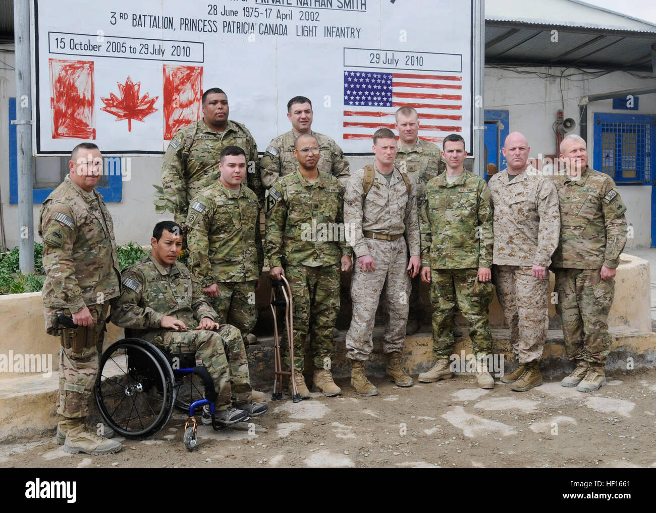 Commande les soldats blessés posent avec le Sgt. Le Major Russell Reimers, sergent-major de commandement de la 1re Brigade Combat Team, 1re Division blindée, et le Colonel Ken Adgie, chef de brigade, pour l'opération de sortie correcte II, au Camp Nathan Smith, l'Afghanistan, le 27 février. Bon fonctionnement La sortie est l'occasion pour les soldats blessés de revenir au théâtre en uniforme et laisser sur leurs propres termes afin d'aider le processus de guérison. Bonne opération Quitter II (Image 30 de 34) (8512560103) Banque D'Images