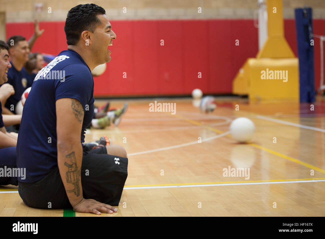 Le Cpl. Jorge Salazar, natif de In Bakersville, Californie, rire avec d'autres guerriers blessés au cours de la pratique du volleyball assis pour le Marine Corps 2013 Essais cliniques au Marine Corps Base Camp Pendleton, en Californie, le 27 février, 2013. Salazar a perdu ses deux jambes au-dessus du genou dans un dispositif explosif blast tandis qu'avec le 1er Bataillon, 1e Régiment de Marines en Afghanistan en 2012. Salazar envisage de concurrencer dans le champ, le volleyball assis et de basket-ball en fauteuil roulant des portions de l'essais. Le procès est une occasion pour les Marines blessés, les anciens combattants alliés et de faire concurrence dans le basket-ball en fauteuil roulant, le volleyball assis, tra Banque D'Images