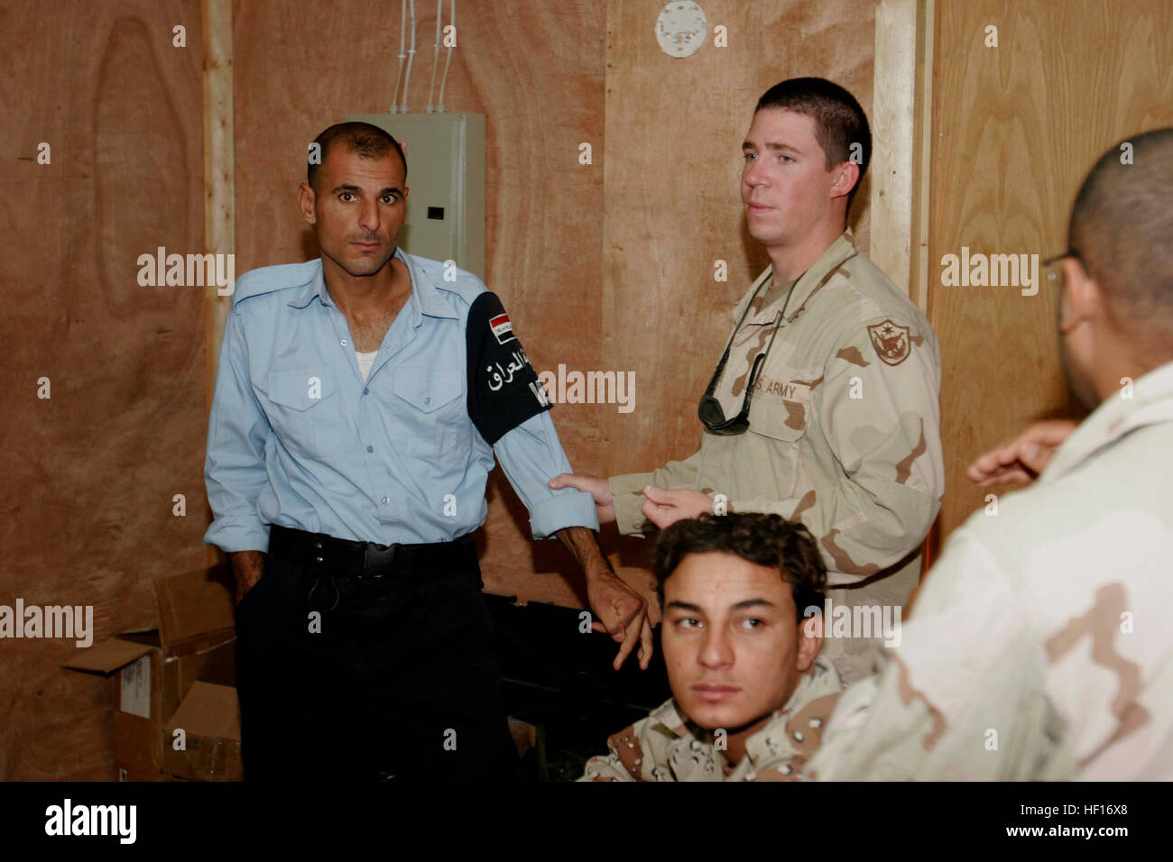 Les soldats de l'armée iraquienne et des policiers irakiens assister à un cours au camp médical corpsman Phoenix, Al Qaim, Al Anbar province, l'Iraq, le 29 juillet 2006 durant l'opération Iraqi Freedom. Premier bataillon, 7e Régiment des Marines de l'Équipe de Combat 7, est déployée avec I Marine Expeditionary Force (FWD) dans le cadre de l'opération Iraqi Freedom de mener des opérations de contre-insurrection pour isoler et neutraliser les forces anti- ; soutenir le développement continu de la Force de sécurité irakienne, de soutenir la reconstruction de l'Iraq et d'élections démocratiques ; et de faciliter la création d'un environnement sécurisé qui permet aux peuple iraquien se Banque D'Images