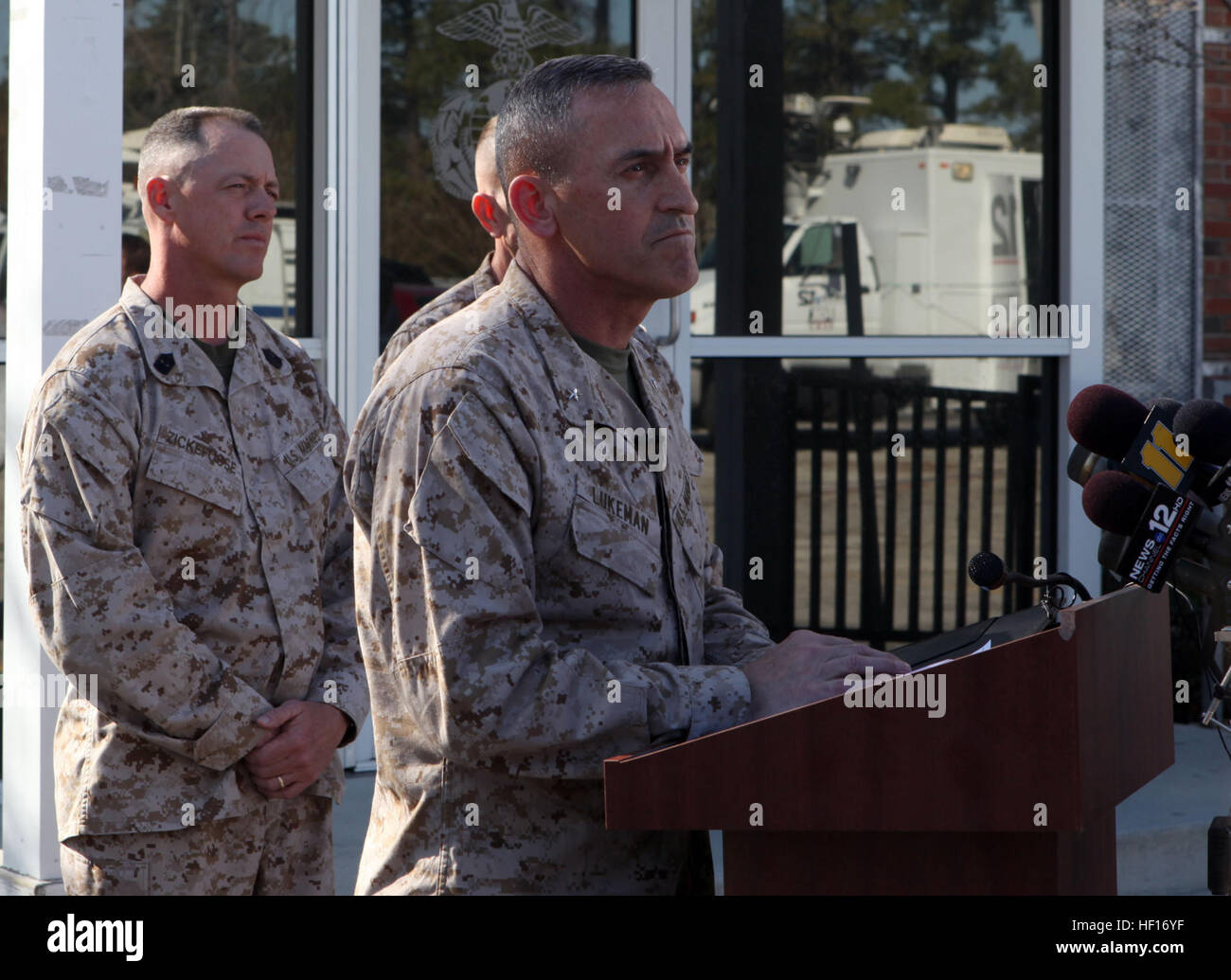 Le brig. Le général James W. Lukeman, 2e Division de Marines du général commandant, offre ses remarques et condoléances à la foule rassemblée à l'extérieur de la porte principale du Marine Corps Base Camp Lejeune le 19 mars. Une explosion s'est produite peu avant 10 h, le 18 mars à Hawthorne Army Depot, Nevada, tandis qu'une 2e unité de la Division maritime effectuait un exercice d'entraînement. La direction maritime sur scène a déjà commencé une enquête. L'explosion aurait été causée par un obus de mortier de 60 mm pendant un exercice d'entraînement. La cause de l'incident est sous enquête, et plus d'informat Banque D'Images