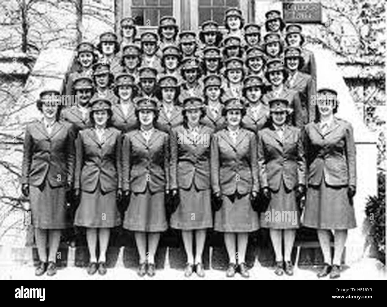 Les Marines du Marine Corps, de l'Installations - Marine Corps Base Camp Lejeune honneur au service des femmes qui les ont précédés au cours du mois de l'histoire des femmes. Les dames ont tenté de reproduire la photographie ancienne inséré au-dessus des femmes Marines stationné au camp Lejeune pendant les années 1950. L'évolution de l'uniforme féminin est affiché bien en vue dans la photographie moderne-jour, pendant que les femmes représentées ci-dessus ont été émis qu'une jupe, un chemisier, sertis flexible, hauts talons, une couverture et des deniers publics. Talons de paie, les Marines pour lutter contre l'égard durant le mois de l'histoire des femmes 130228-M-OM669-578 Banque D'Images