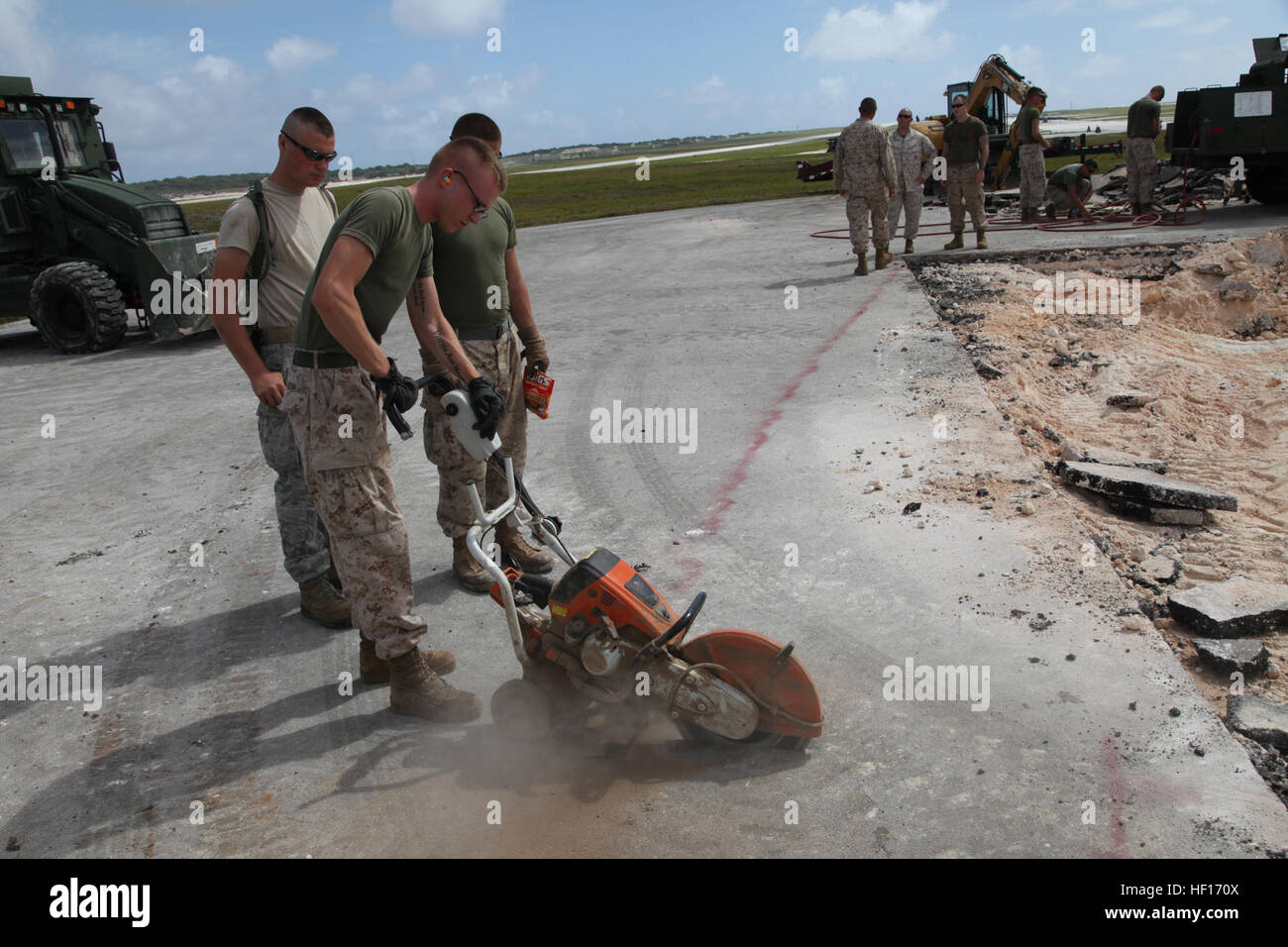 Utiliser une scie béton marines tout en travaillant avec des aviateurs de la base aérienne d'Andersen 21 mars pour un projet de réfection de la chaussée sur la base pendant l'exercice Guahan bouclier. Bouclier Guahan vise à faciliter les missions de multiservice, définir les conditions d'accords bilatéraux et multilatéraux, des possibilités de formation et de soutien une réponse rapide aux crises potentielles et de contingence dans la région Asie-Pacifique. Les Marines font partie du détachement de logistique de combat 39, 9e, 3e Bataillon de soutien logistique maritime, Groupe III Marine Expeditionary Force. (U.S. Marine Corps photo par Lance Cpl. Pete Sanders/relâché Banque D'Images