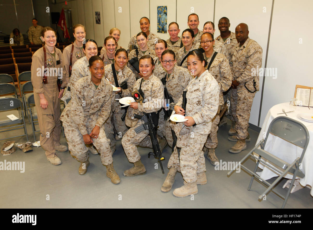 Les Marines américains avec Marine 2d'aile de l'avant de poser pour une photo de groupe après une cérémonie au Camp Bastion, dans la province de Helmand, Afghanistan, le 25 mars 2013. Une cérémonie a été organisée pour célébrer le 70e anniversaire des femmes dans le Corps des Marines. (U.S. Marine Corps photo par le Cpl. Ashley E. Santy/libérés) 70e anniversaire de la femme dans la Cérémonie du Marine Corps 130325-M-BU728-058 Banque D'Images