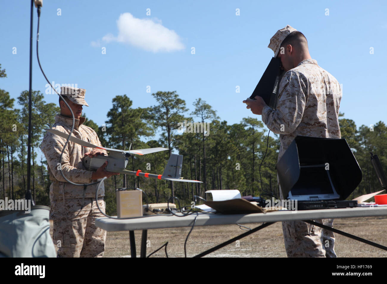 Le Cpl. Pedro J. Aldebol (à gauche) et le Sgt. Dustin T. Gill (à droite), les Marines avec 6 Groupe de logistique de combat, 2e Groupe logistique maritime, préparer un corbeau véhicule aérien au cours d'une vérification des fonctions de pré-lancement à bord de Camp Lejeune, en Caroline du Nord, le 26 mars 2013. Les marines se sont portés volontaires pour être formés avec le système pour un déploiement prochain. (U.S. Marine Corps photo par Lance Cpl. Shawn Valosin) Drone Wars, le déploiement futur d'utiliser les corbeaux 130326-M-IU187-009 Banque D'Images