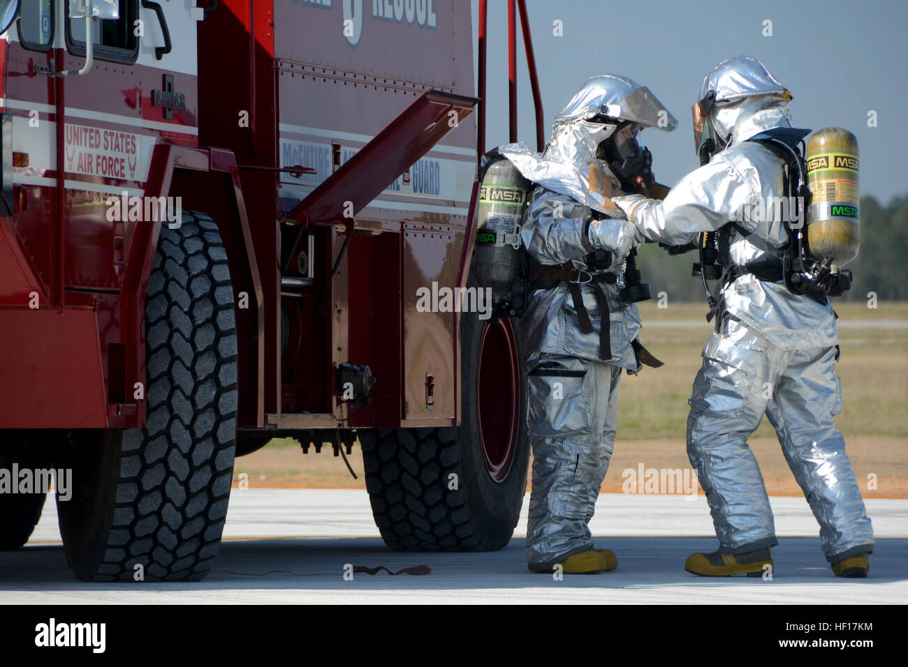 Les pompiers de l'US Air Force avec le 169e Escadron de génie civil à la base de la Garde nationale mixte Guess, S.C., répondent à un scénario de l'exercice pour supprimer un pilote de l'incapacité de simulation de pilotage d'un chasseur à réaction F-16 le 10 avril 2013. L'extraction de l'équipage d'actions de formation comment rapidement et en toute sécurité le personnel de sauvetage d'urgence peuvent déposer un projet pilote d'incapacité, à partir d'un avion. Les membres de la 169e Escadre de chasse se préparent pour la Phase I et II de l'Inspection de l'état de préparation, qui évalue la capacité d'une unité à déployer, puis l'exploitation et le lancement de missions dans un environnement de combat chimiques. La Garde Nationale (pho Banque D'Images