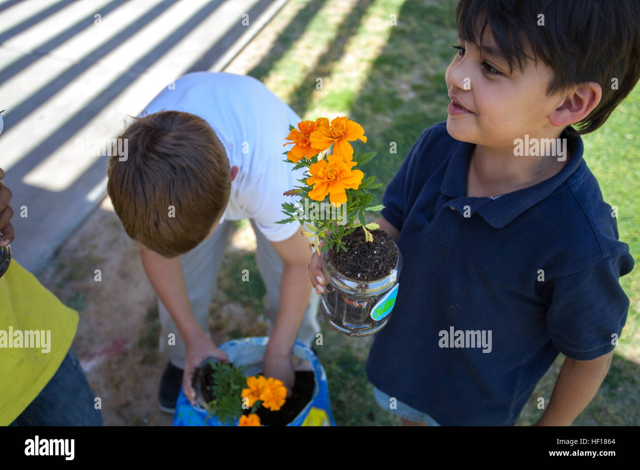 Pour célébrer le Jour de la Terre le 22 avril, le Marine Corps Air Station Yuma Youth Centre avaient leurs élèves Fête des Mères Fleurs des plantes à l'intérieur de vieilles bouteilles de Gatorade pour leur apprendre à réduire, réutiliser et recycler. Chaque enfant décoré leurs pots de fleurs, retirés du sol à mettre autour de leurs fleurs pour aider à le garder en vie et arrosé les fleurs et d'en apprendre davantage sur les moyens d'indexer tous les jours les produits jetables. Yuma Kids show La Journée de la Terre Remerciements 130422-M-E017-729 Banque D'Images