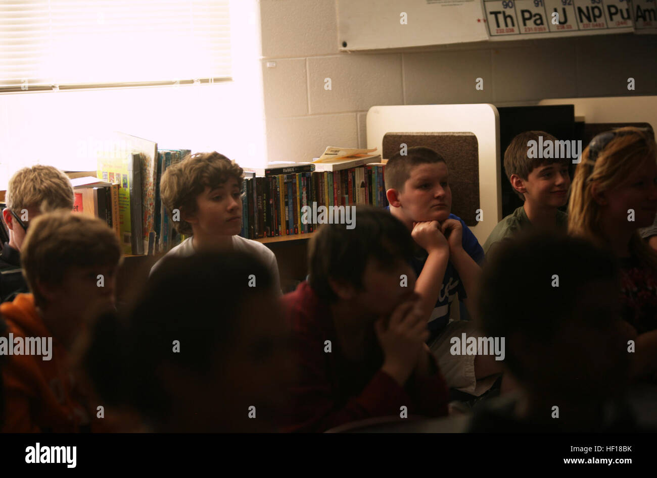 Septième année d'études regardez et écoutez une land navigation Présentation de Marines avec 27 Régiment de logistique de combat, 2e Groupe Logistique Maritime à Brewster Middle School à bord de Camp Lejeune, N.C., 25 avril 2013. Les étudiants ont appris les fondamentaux de la navigation terrestre et les techniques de l'importance de ne pas se fier à la technologie. Retour à l'école, enseigner les fondamentaux de la navigation marine milieu scolaire 130425-M-DS159-052 Banque D'Images Septième année d'études regardez et écoutez une land navigation Présentation de Marines avec 27 Régiment de logistique de combat, 2e Groupe Logistique Maritime à Brewster Middle School à bord de Camp Lejeune, N.C., 25 avril 2013. Les étudiants ont appris les fondamentaux de la navigation terrestre et les techniques de l'importance de ne pas se fier à la technologie. Retour à l'école, enseigner les fondamentaux de la navigation marine milieu scolaire 130425-M-DS159-052 Banque D'Images