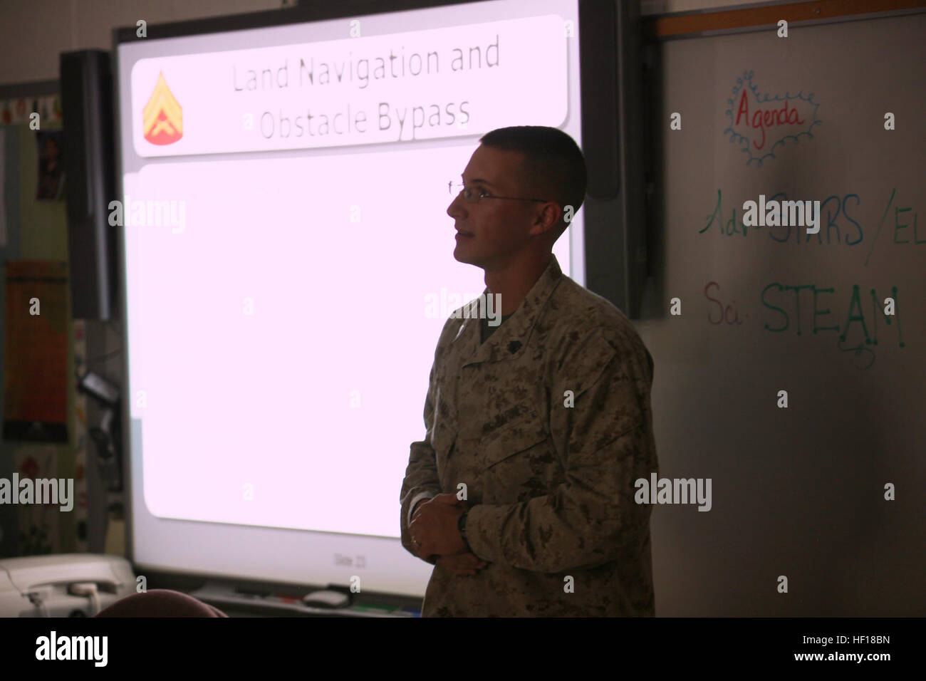 Le Sgt. Joshua A. Oakes, une préparation tactique et de formation, ou TRT, instructeur avec 27 Régiment de logistique de combat, 2e Groupe Logistique Maritime, enseigne aux étudiants sur la navigation autour d'obstacles et les caractéristiques du relief à Brewster Middle School à bord de Camp Lejeune, N.C., 25 avril 2013. Marines avec TRT enseigné la classe de septième année les bases de la navigation terrestre et effectué les tâches d'application pratique de ce qu'ils ont appris. Retour à l'école, enseigner les fondamentaux de la navigation marine milieu scolaire 130425-M-DS159-054 Banque D'Images Le Sgt. Joshua A. Oakes, une préparation tactique et de formation, ou TRT, instructeur avec 27 Régiment de logistique de combat, 2e Groupe Logistique Maritime, enseigne aux étudiants sur la navigation autour d'obstacles et les caractéristiques du relief à Brewster Middle School à bord de Camp Lejeune, N.C., 25 avril 2013. Marines avec TRT enseigné la classe de septième année les bases de la navigation terrestre et effectué les tâches d'application pratique de ce qu'ils ont appris. Retour à l'école, enseigner les fondamentaux de la navigation marine milieu scolaire 130425-M-DS159-054 Banque D'Images